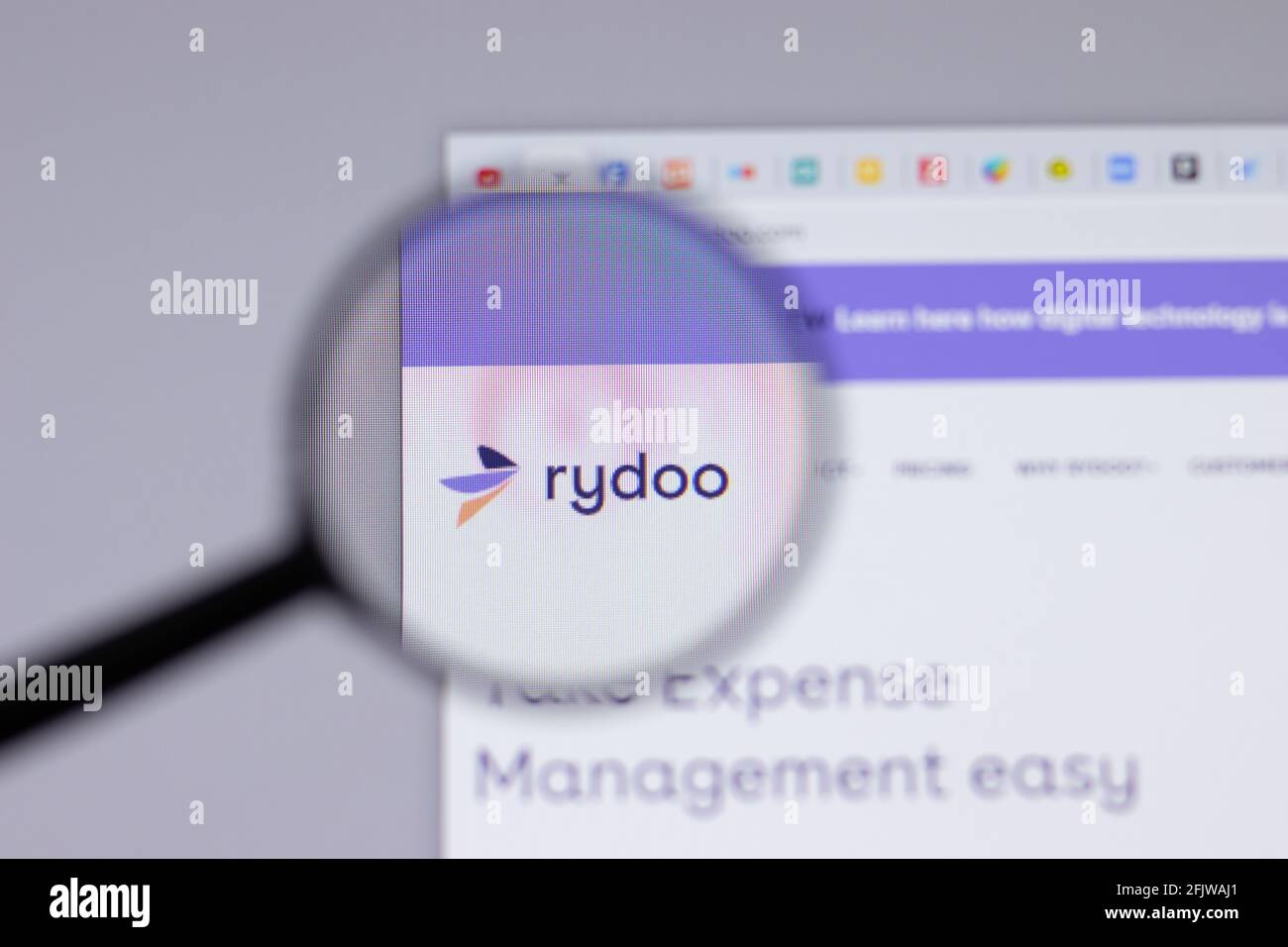 New York, Etats-Unis - 26 avril 2021 : logo Rydoo en gros plan sur la page du site Web, Editorial Banque D'Images