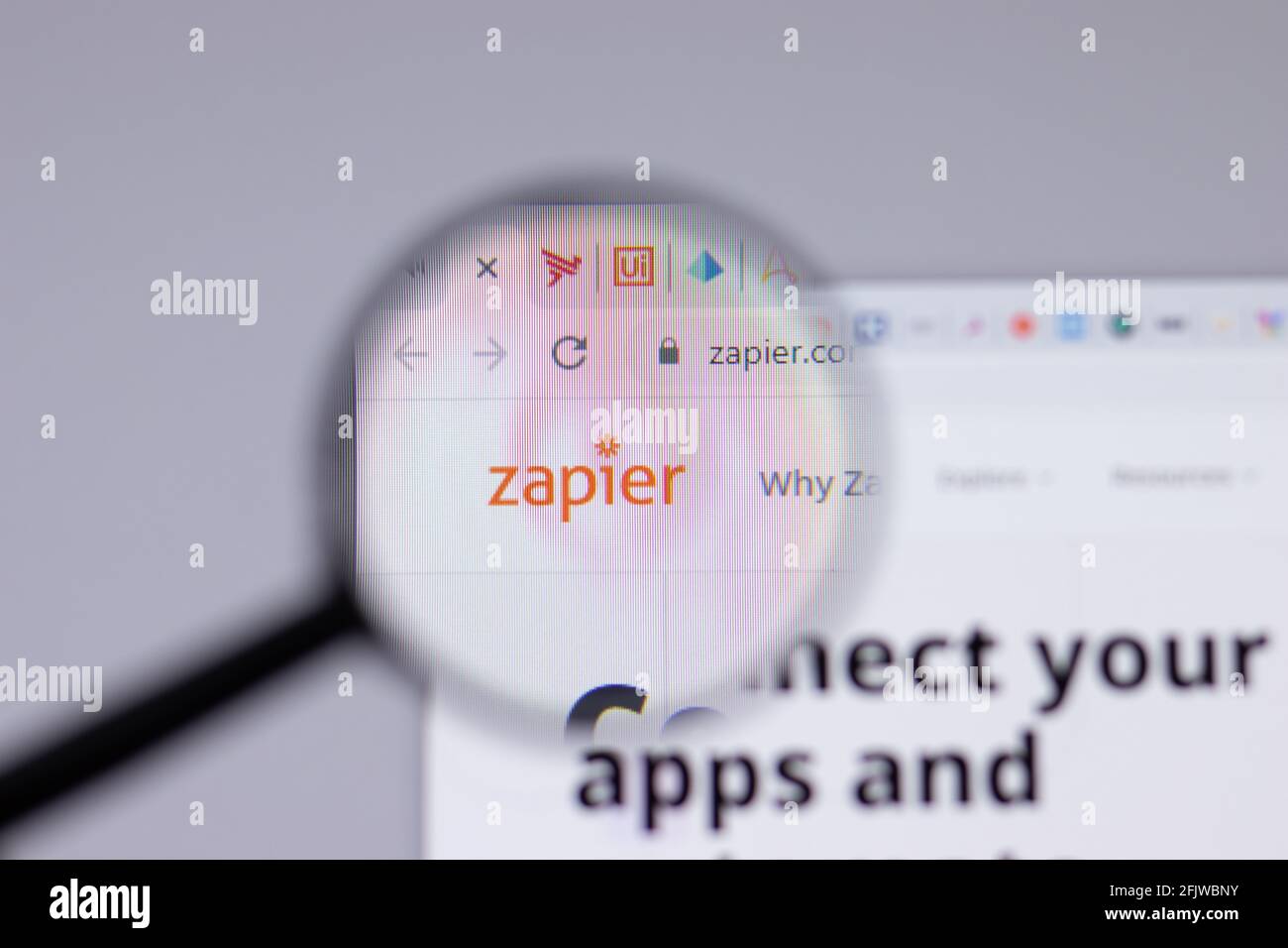 New York, Etats-Unis - 26 avril 2021 : gros plan du logo Zapier sur la page du site, Editorial Banque D'Images