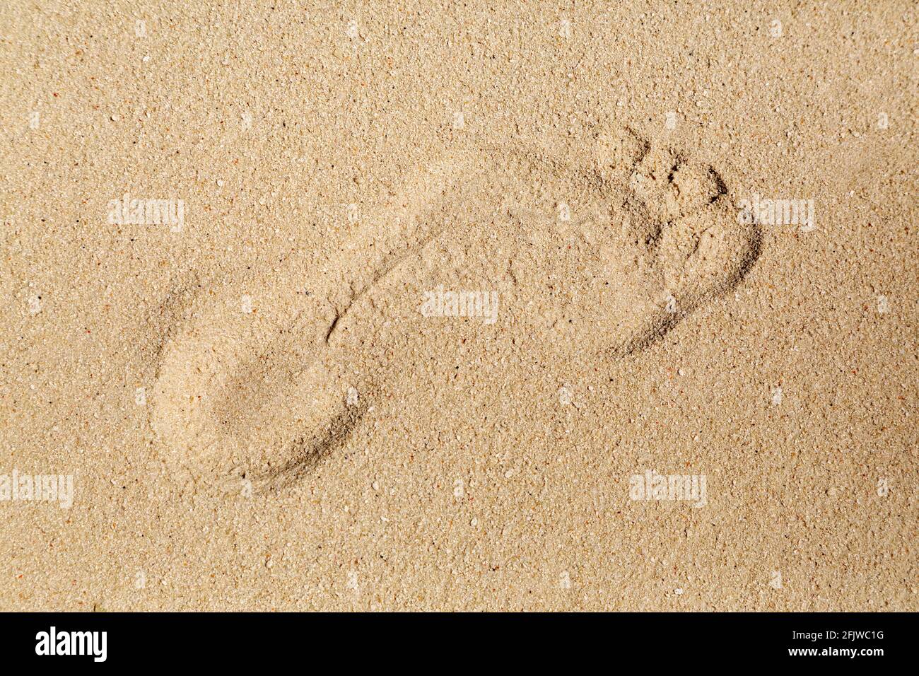 Empreinte de sable sur la plage de Bandos Island aux Maldives. Les Maldives est une destination tropicale de vacances populaire dans l'océan Indien. Banque D'Images