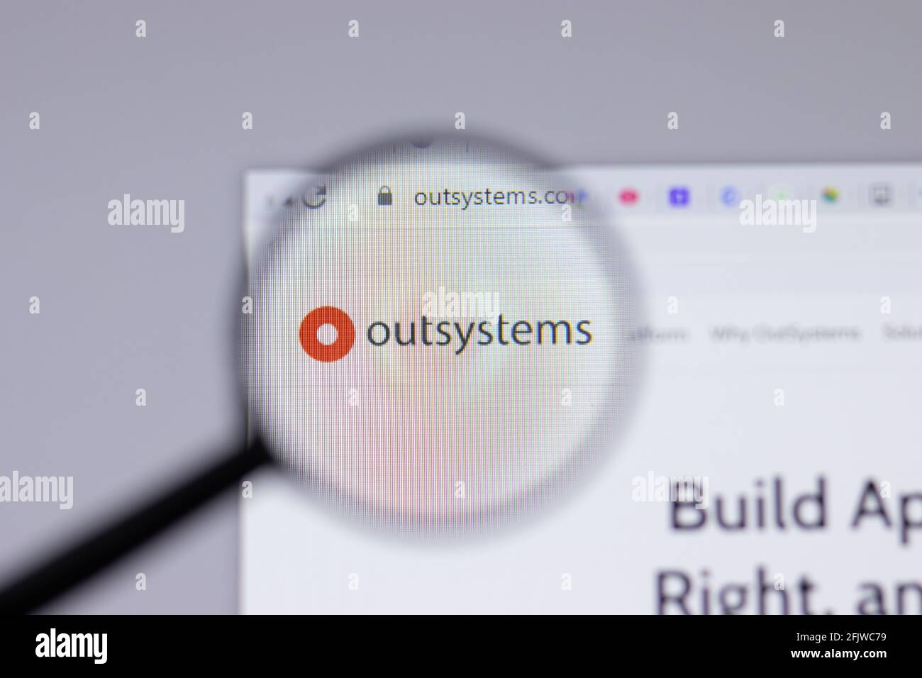 New York, Etats-Unis - 26 avril 2021 : gros plan du logo OutSystems sur la page du site Web, Editorial Banque D'Images
