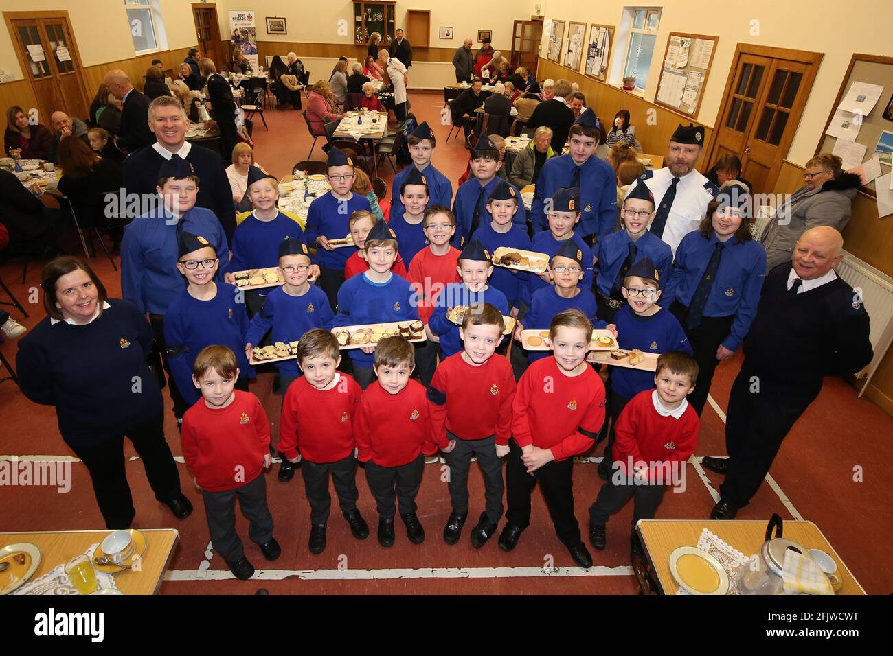 La 1re brigade des garçons de Prestwick a organisé une séance de café à l'église de la paroisse du Nord de Monkton & Prestwick, Ayrshire, Écosse, Royaume-Uni. Les garçons et leur chef posent pour une photo Banque D'Images