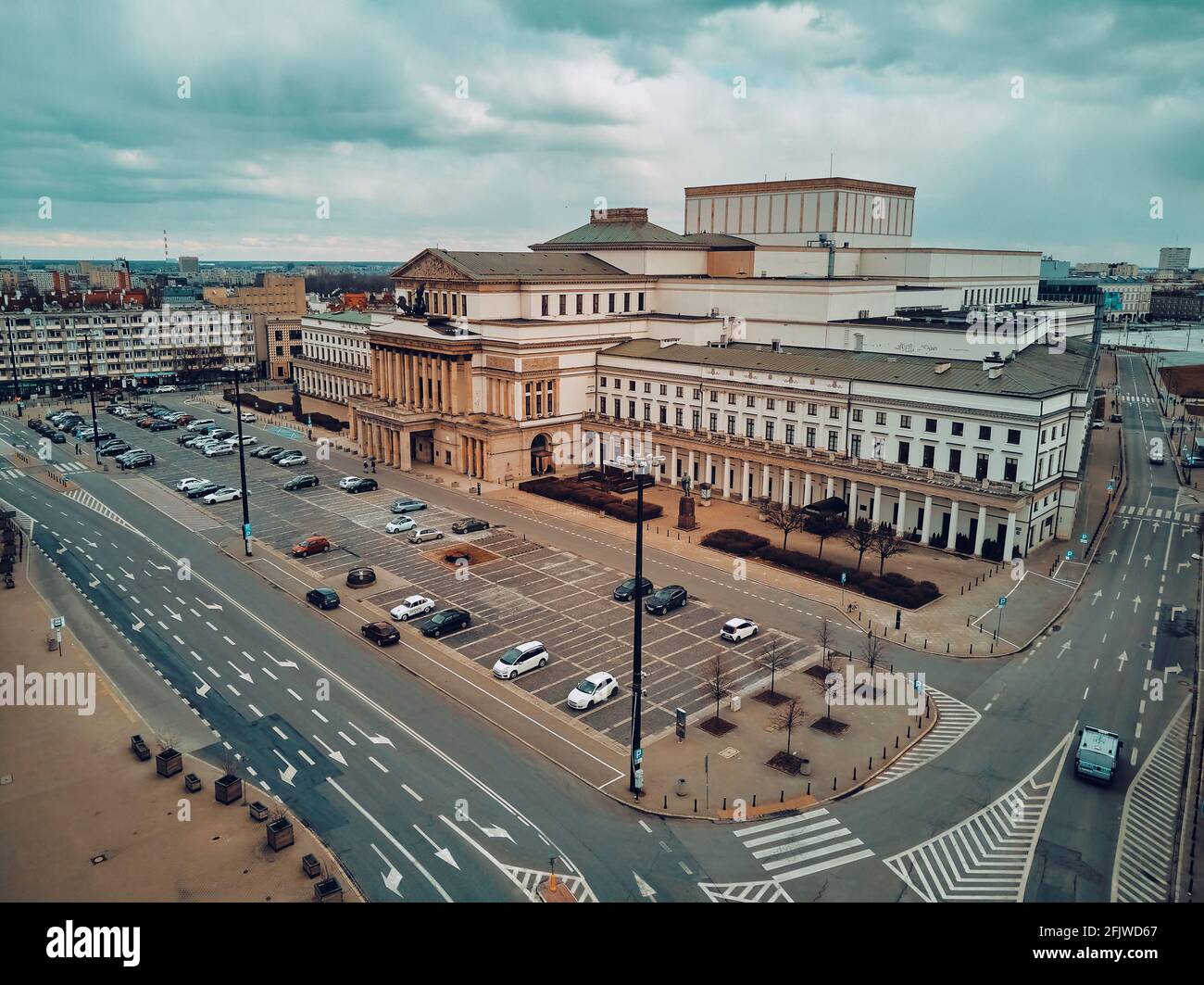 Magnifique vue panoramique sur l'horizon des drones aériens du Grand Théâtre de Varsovie (opéra national) sur la place du Théâtre (POL: Plac Teatralny), Pologne, Banque D'Images