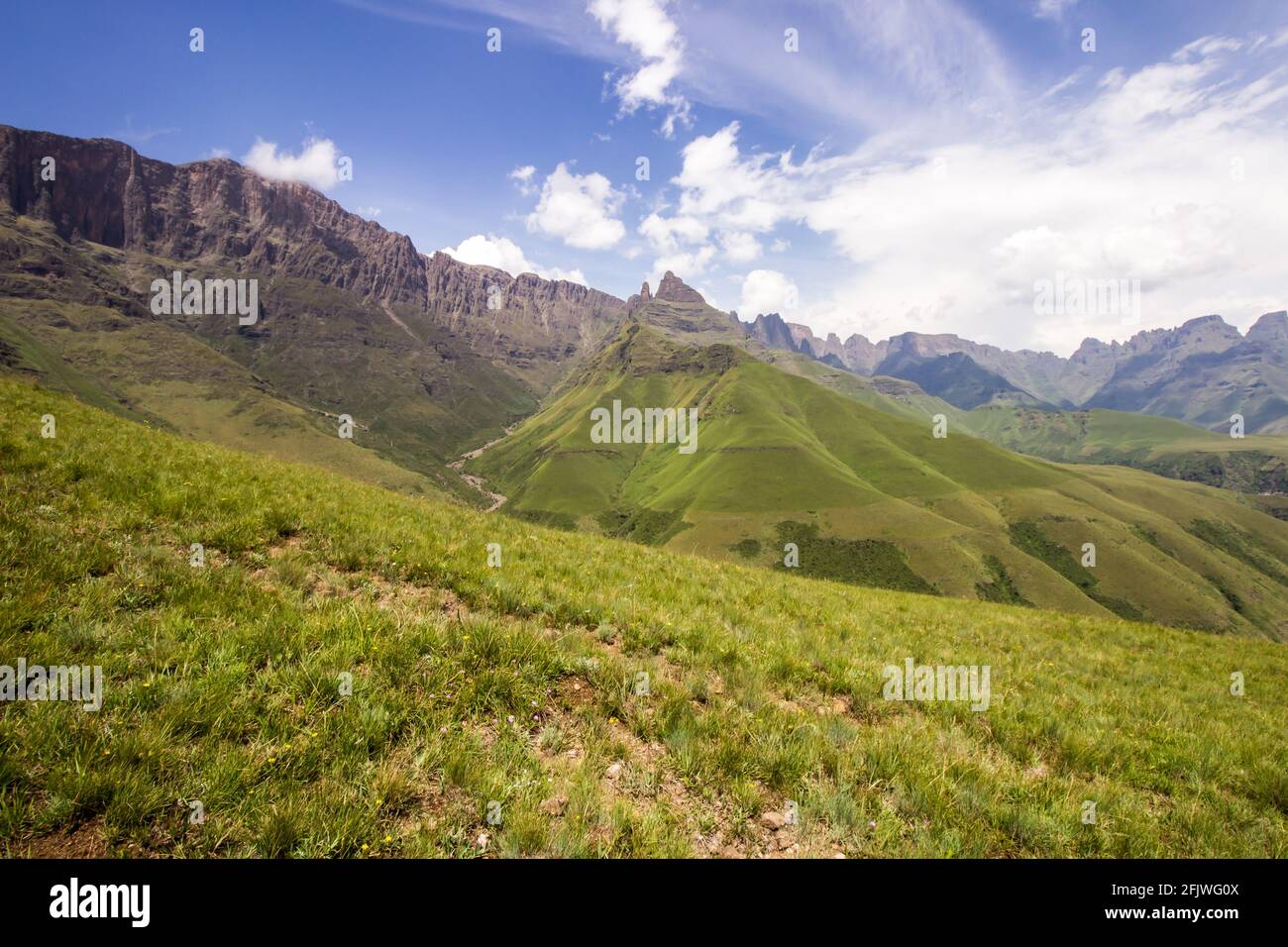 Vue sur les falaises basaltiques et les pics abrupts des montagnes du Drakensberg, Afrique du Sud Banque D'Images