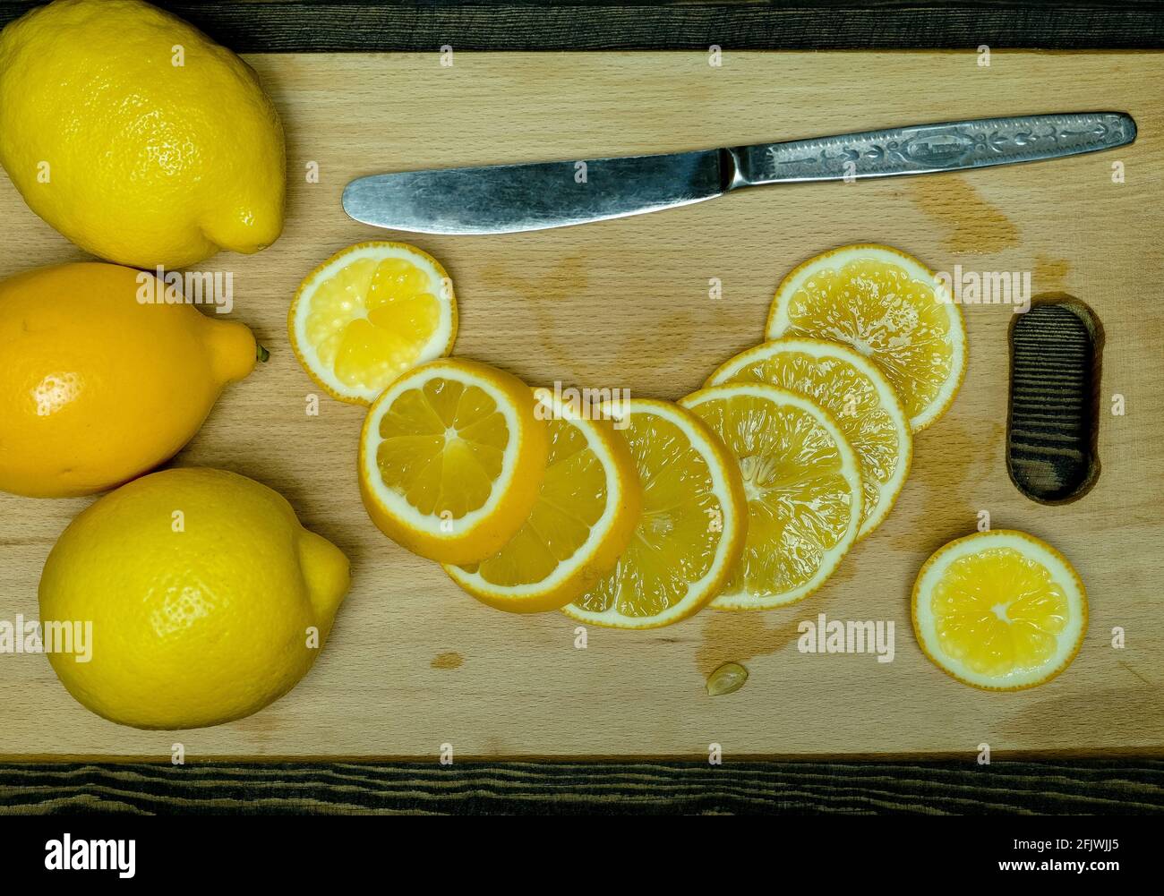 citrons hachés sur une planche à couteaux Banque D'Images