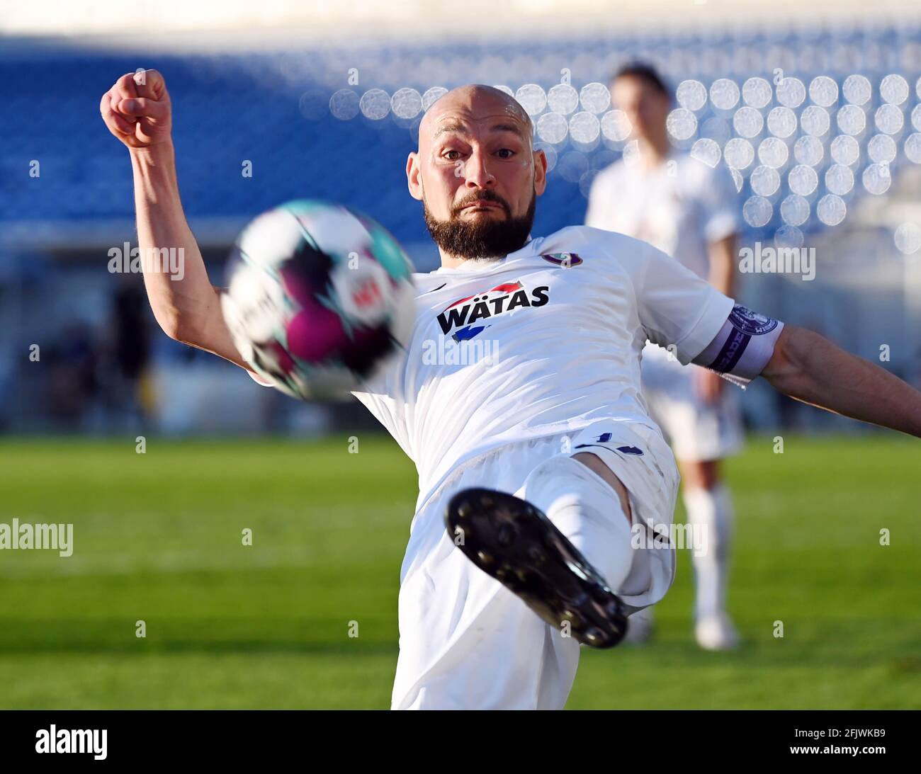 Karlsruhe, Allemagne. 26 avril 2021. Football : 2. Bundesliga, Karlsruher SC - Erzgebirge Aue, Matchday 29 à Wildparkstadion. Philipp Riese de Aue joue le ballon. Crédit : Uli Deck/dpa - REMARQUE IMPORTANTE : Conformément aux règlements de la DFL Deutsche Fußball Liga et/ou de la DFB Deutscher Fußball-Bund, il est interdit d'utiliser ou d'avoir utilisé des photos prises dans le stade et/ou du match sous forme de séquences et/ou de séries de photos de type vidéo./dpa/Alay Live News Banque D'Images