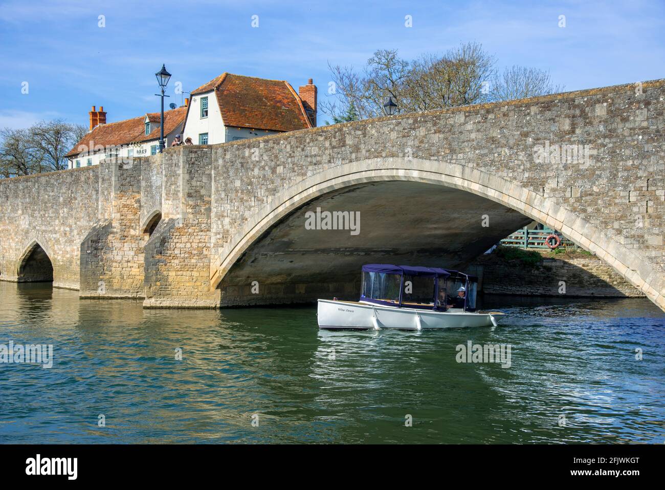 Le vieux pont en pierre d'Abingdon enjambant la Tamise avec la maison publique de Nags Head - Abingdon, Oxfordshire, Angleterre, Royaume-Uni Banque D'Images