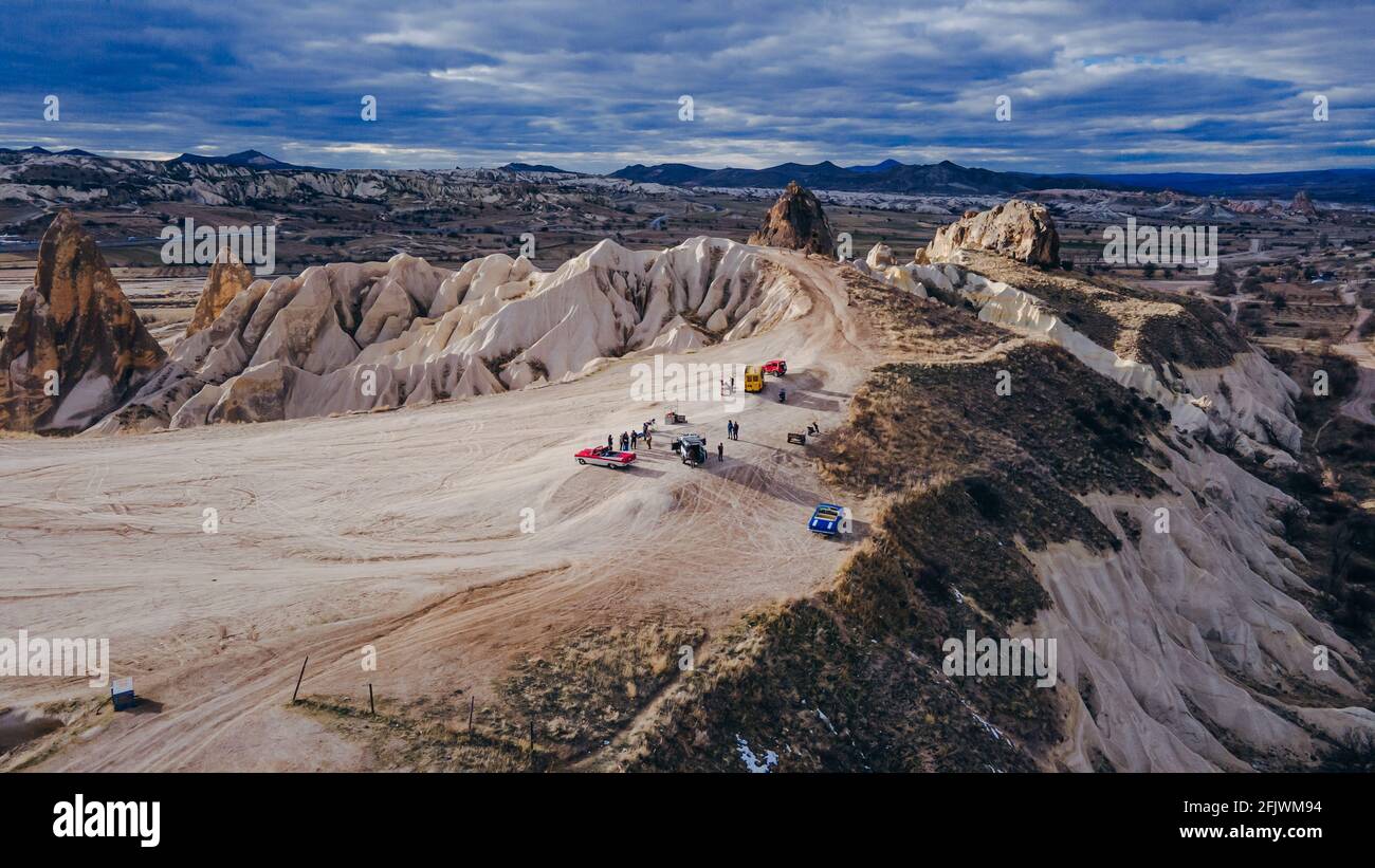 Cappadoce, Turquie. Voiture rétro bleue américaine dans le désert pendant le coucher du soleil. Photo de haute qualité Banque D'Images