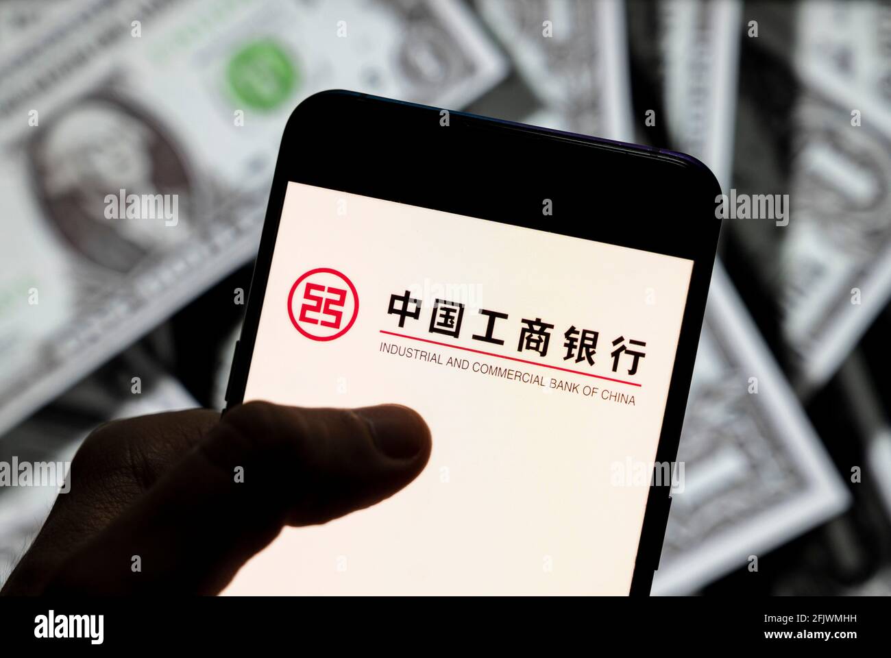 Chine. 21 avril 2021. Dans cette illustration, le logo de la multinationale bancaire chinoise Industrial and commercial Bank of China (ICBC) est affiché sur un smartphone avec une devise en dollars américains (USD) en arrière-plan. Crédit: Budrul Chukrut/SOPA Images/ZUMA Wire/Alay Live News Banque D'Images