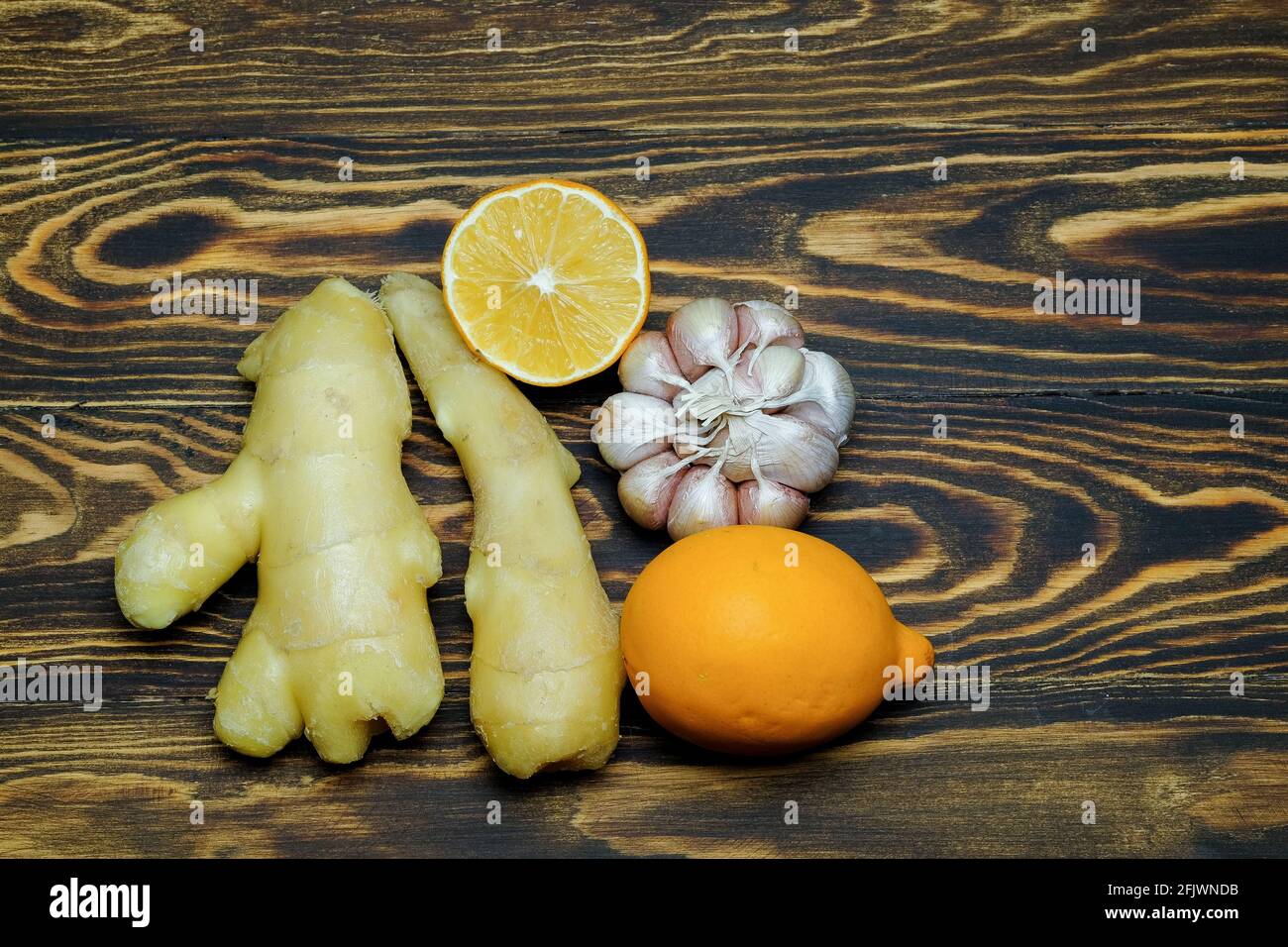 racine de gingembre haché avec citron sur fond de bois photographié de ci-dessus Banque D'Images
