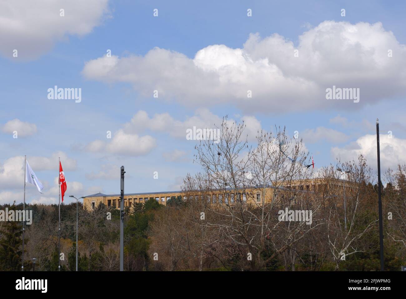 Vue sur le mausolée d'Ataturk (Anitkabir) avec le drapeau turc par loin derrière les arbres Banque D'Images