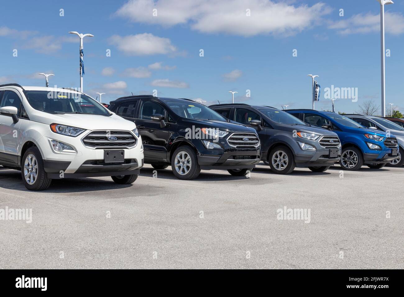 Plainfield - Circa avril 2021 : exposition Ford Ecosport chez un concessionnaire. Ford propose l'Ecosport dans les versions de base S, se, titane et ses. Banque D'Images