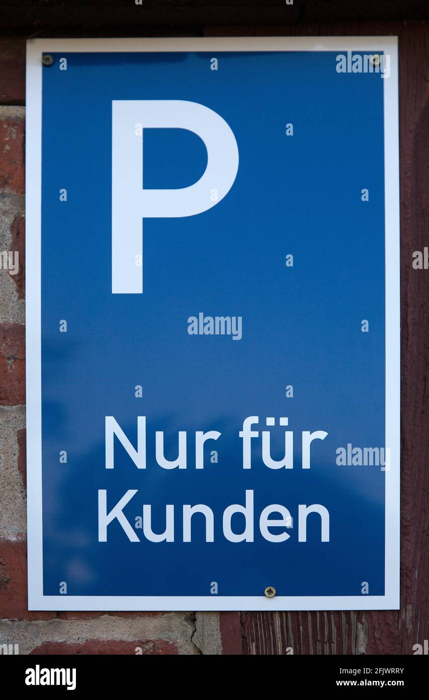 Panneau de stationnement allemand « nur für Kunden » qui se traduit par « Customer » Parking uniquement en anglais Banque D'Images