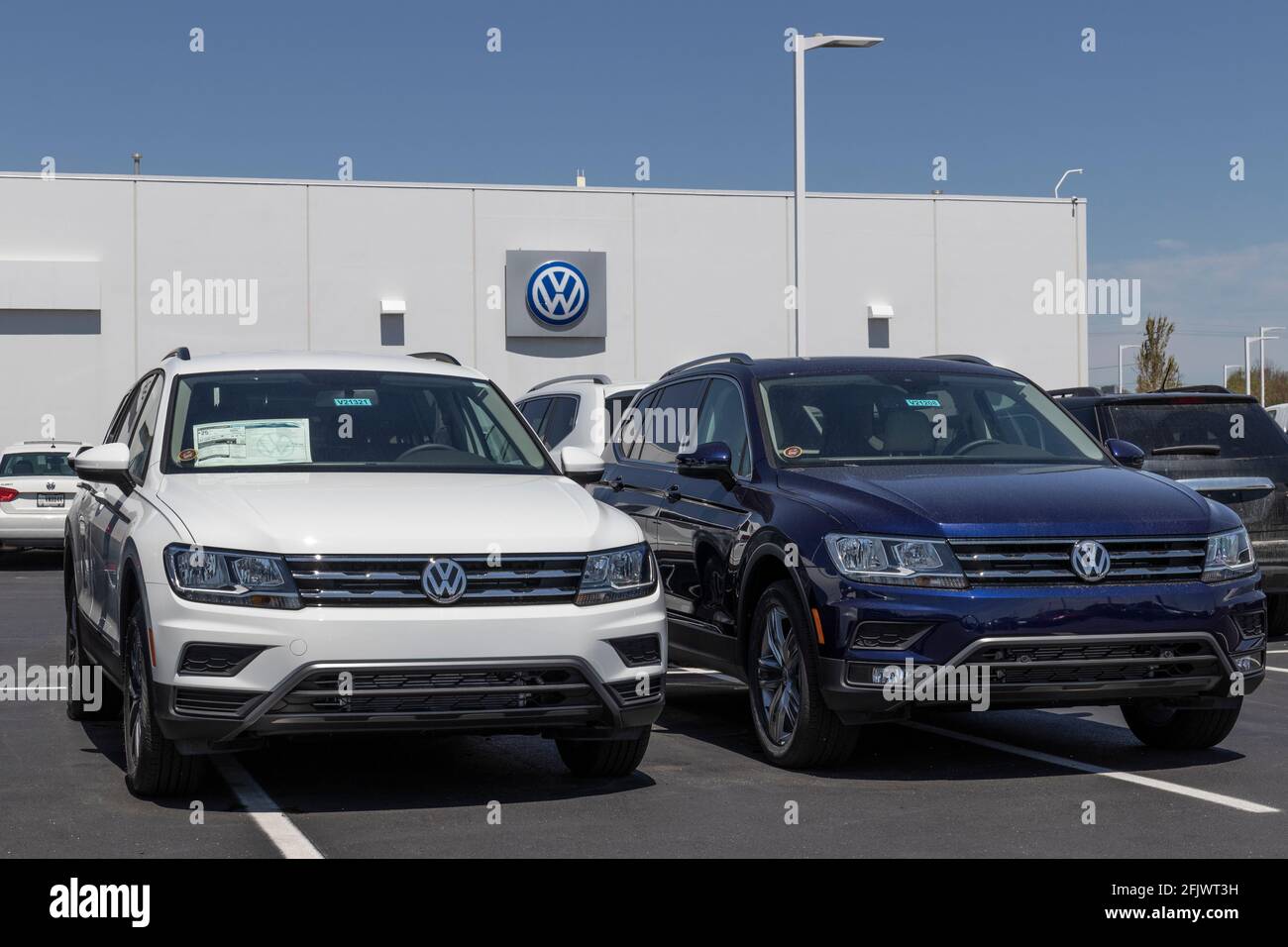Avon - Circa avril 2021 : concessionnaire de voitures et de vus Volkswagen. VW est l'un des plus grands constructeurs automobiles au monde. Banque D'Images