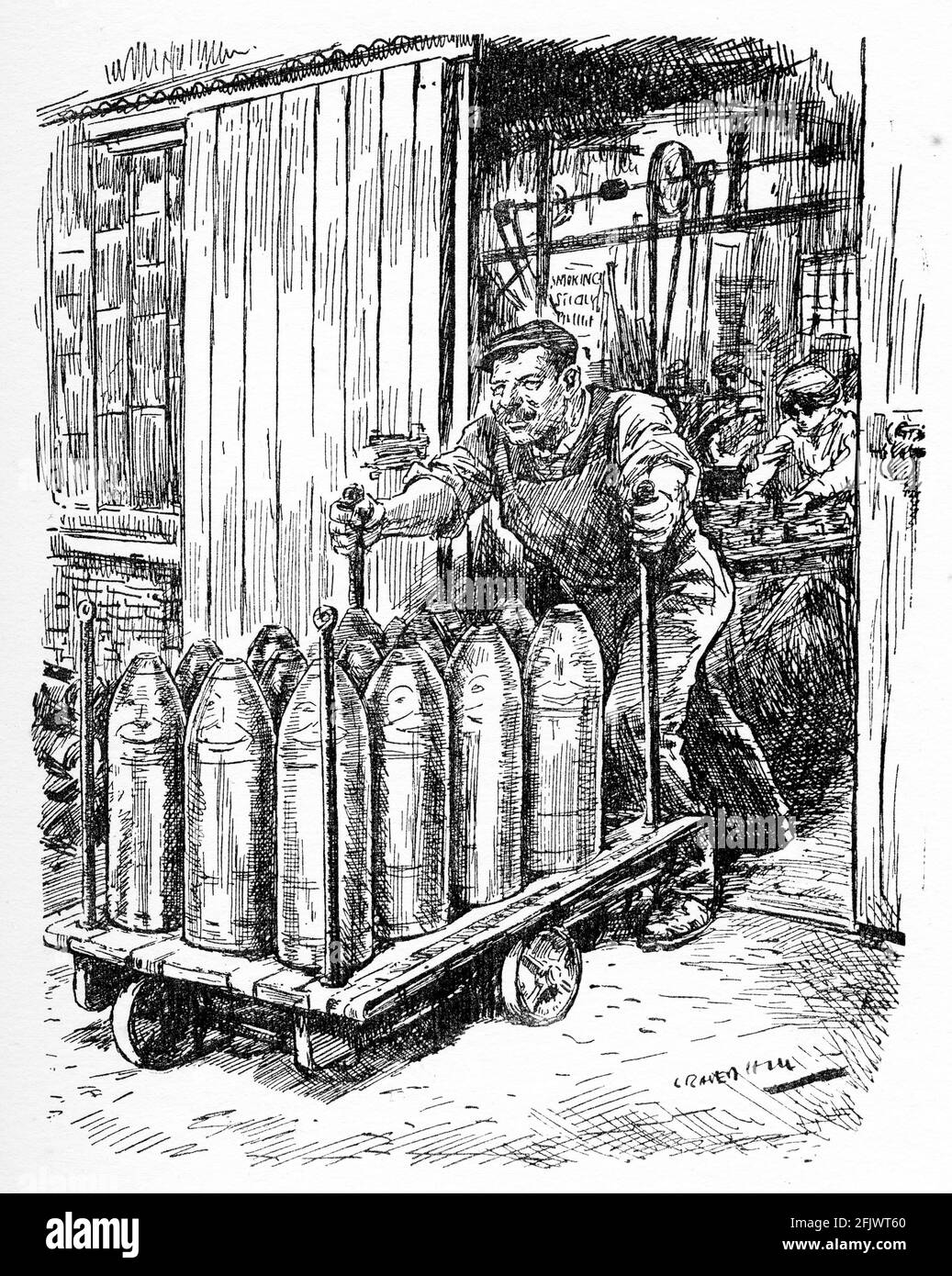 Gravure d'un travailleur de munitions poussant une grande charge de obus d'artillerie pendant la première Guerre mondiale. Banque D'Images