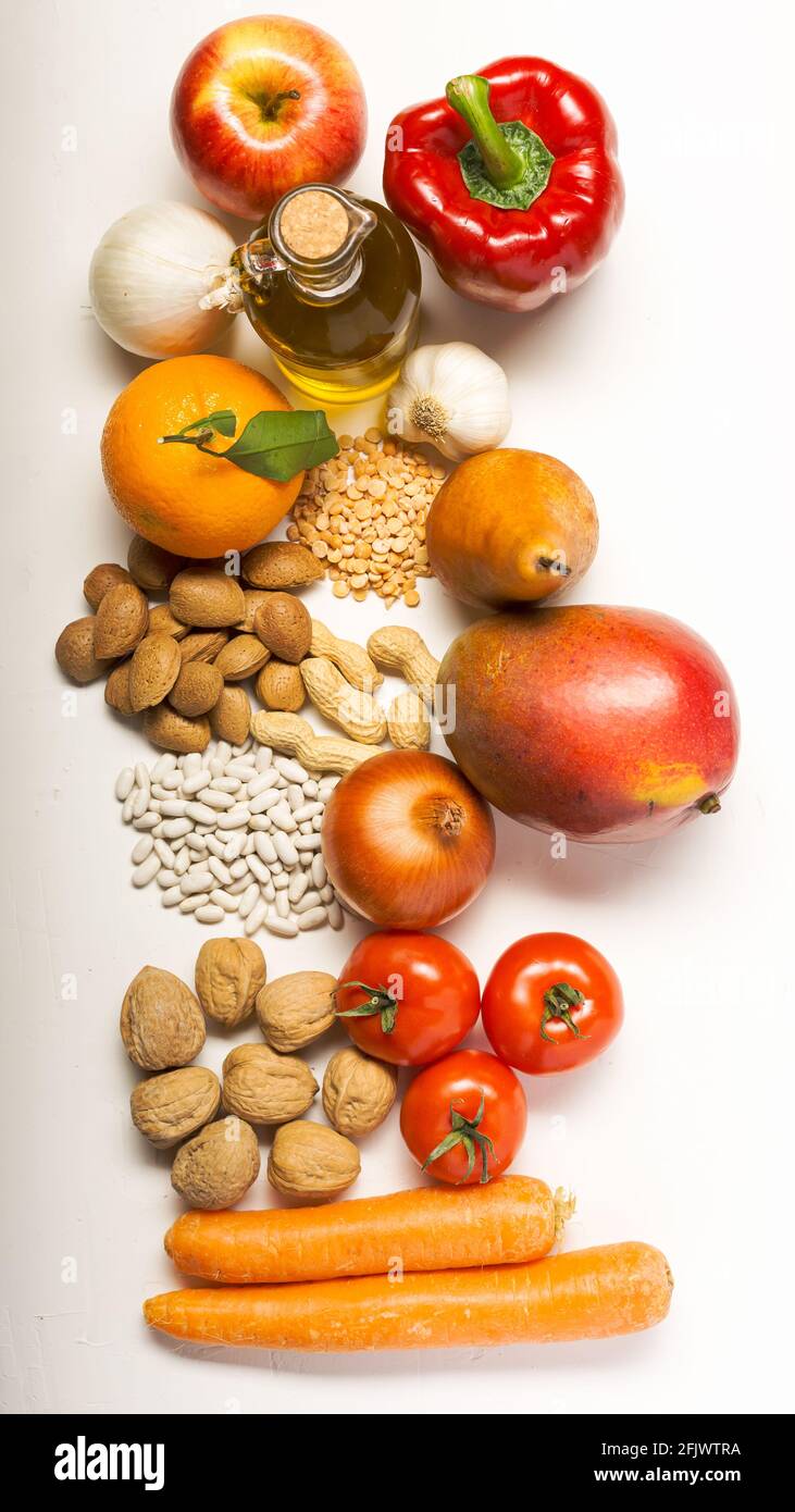 Aliments sains choix de nourriture propre : fruits, légumes, graines, superaliments, céréales, feuille de légume sur blanc avec espace de copie. Concept de régime. Plat, dessus Banque D'Images
