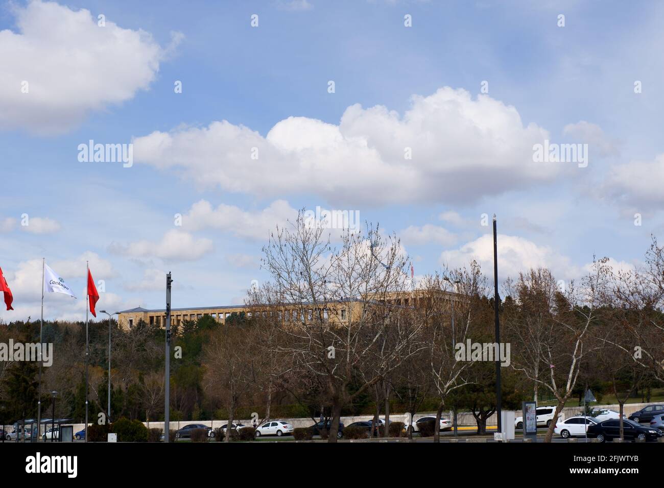 Vue sur Anıtkabir (Mausolée d'Atatürk) à distance avec les voitures garées côté route à Ankara Banque D'Images