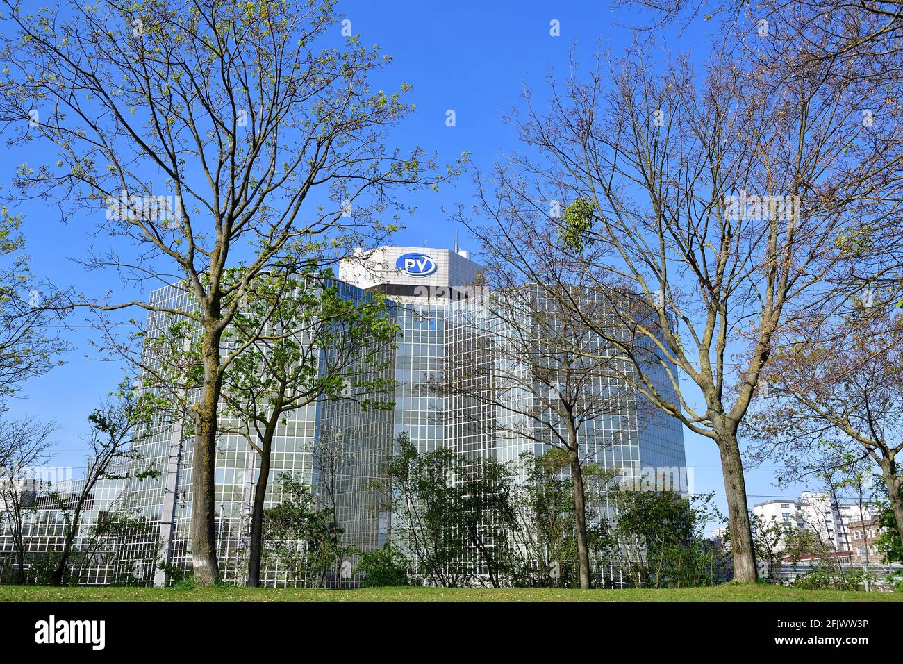 Vienne, Autriche. Construction de la compagnie d'assurance pension comme vu de la Handelskai Banque D'Images