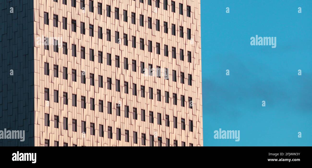 Fragment abstrait d'architecture moderne, mur blanc avec fenêtres et ciel bleu Banque D'Images