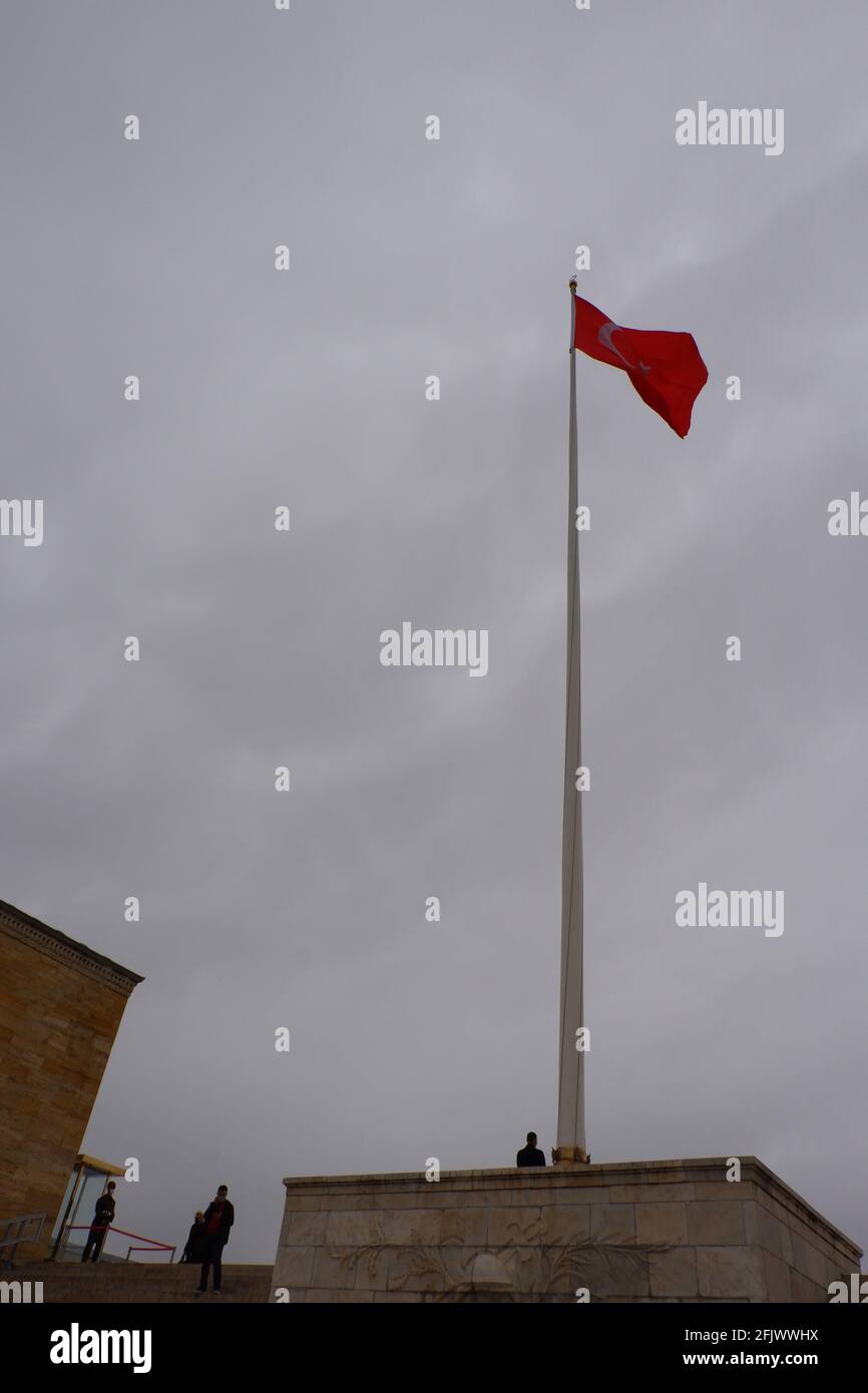 Drapeau turc principal d'Anıtkabir (Mausolée d'Atatürk) dans une journée nuageux - Ankara Banque D'Images