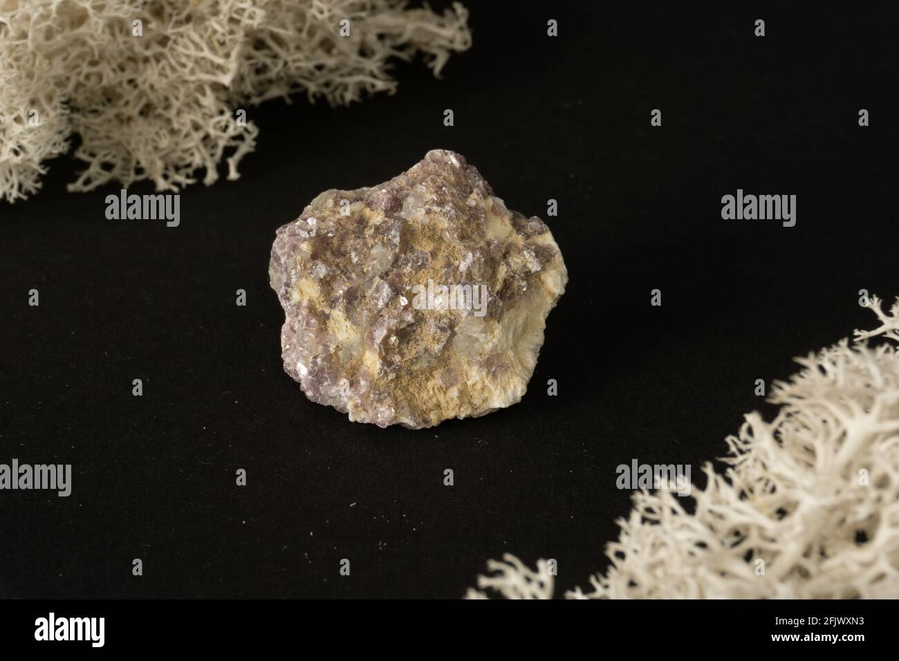 Chrysocolla du Pérou. Pierre minérale naturelle sur fond noir. Minéralogie, géologie, magie des pierres, pierres semi-précieuses et échantillons de minéraux Banque D'Images