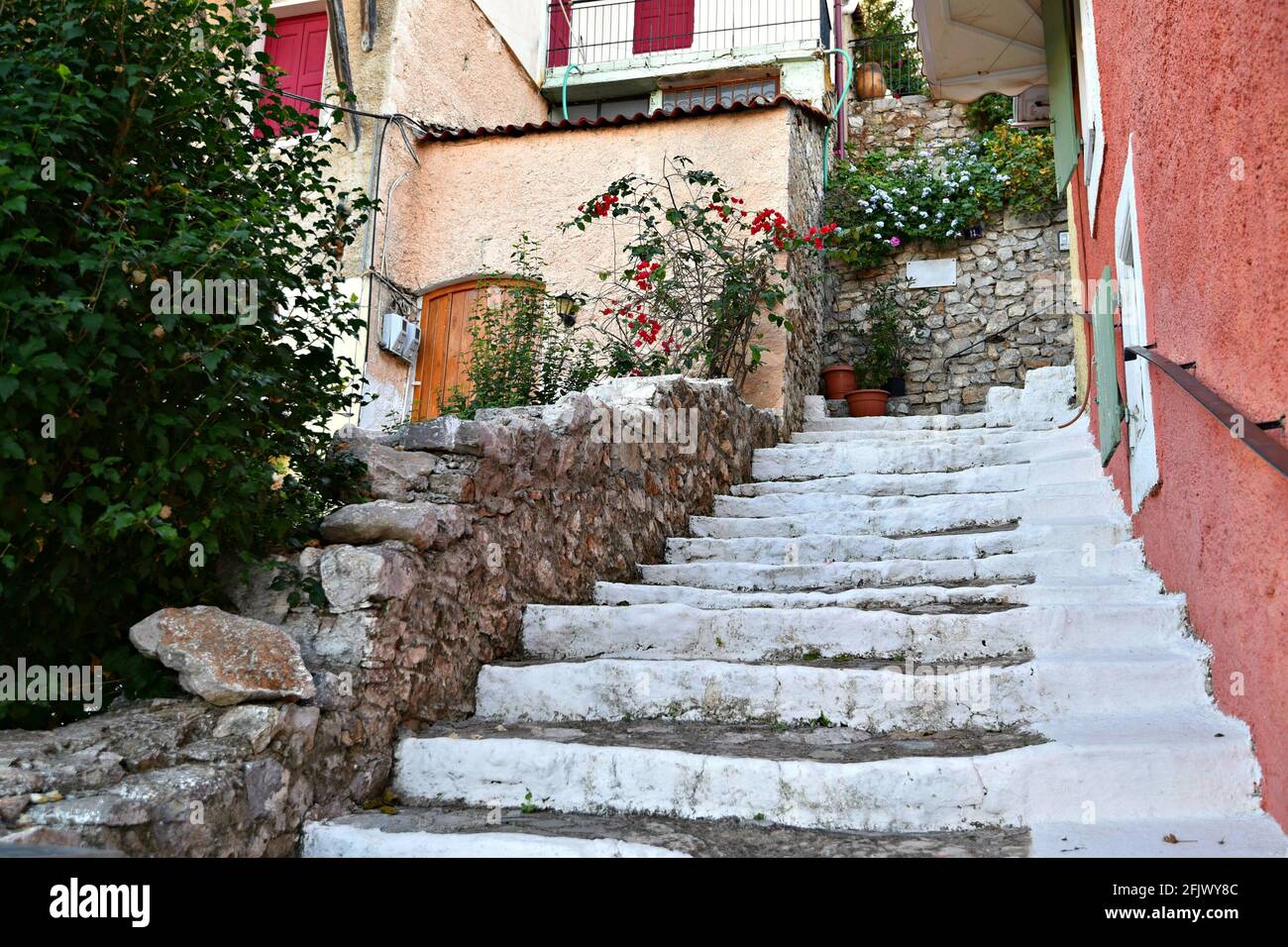 Vieux pas de pierre menant à des maisons néoclassiques dans le centre historique de Nauplie à Argolis Péloponnèse, Grèce. Banque D'Images
