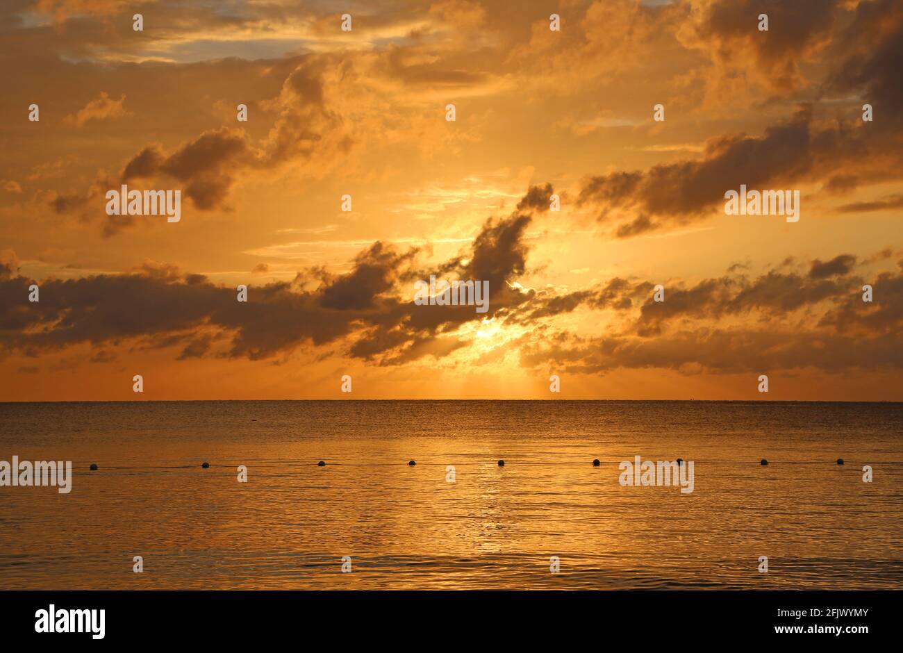 Orange coucher de soleil ciel, Jamaïque Banque D'Images