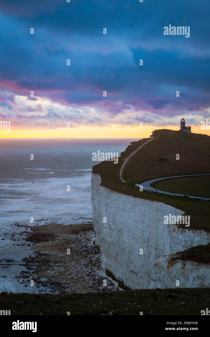 Vue sur le phare Belle tout au coucher du soleil. Beachy Head, Eastbourne, East Sussex, sud de l'Angleterre, Royaume-Uni. Banque D'Images