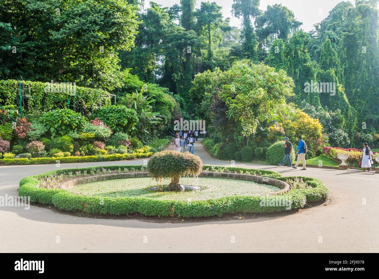 KANDY, SRI LANKA - 18 JUILLET 2016 : les gens visitent les magnifiques jardins botaniques royaux de Peradeniya près de Kandy, Sri Lanka Banque D'Images
