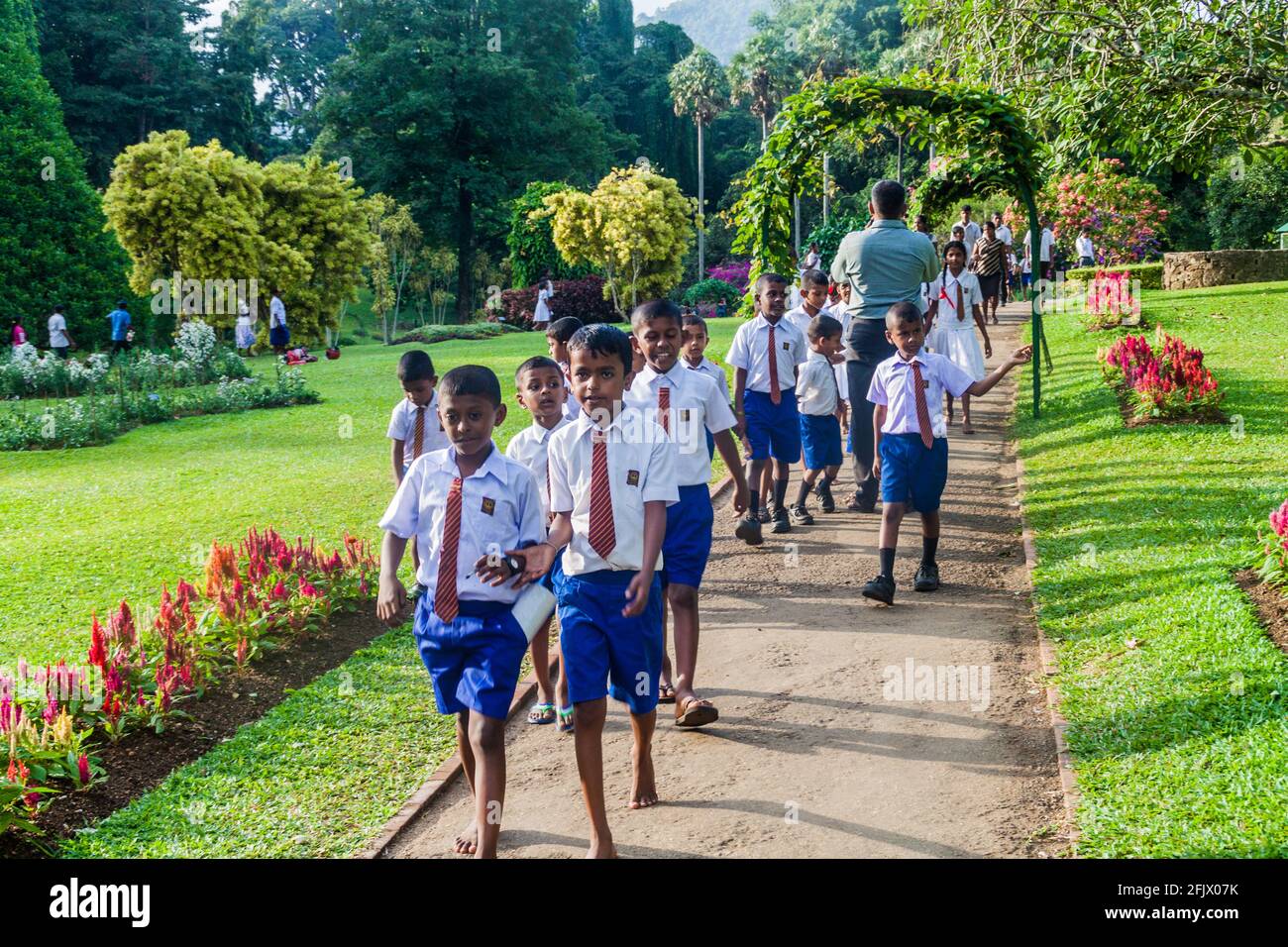 KANDY, SRI LANKA - 18 JUILLET 2016: Groupe o les étudiants visitent les magnifiques jardins botaniques royaux de Peradeniya près de Kandy, Sri Lanka Banque D'Images