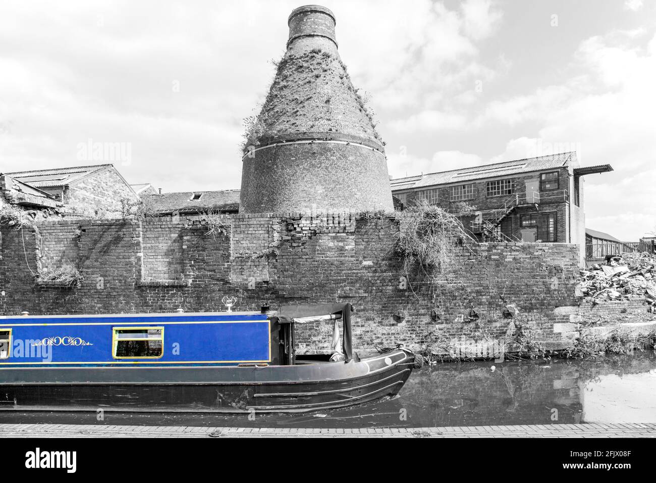 Canal narrowboat sur le canal Trent et Mersey en passant par le Ancien four à bouteilles à l'ancienne poterie Kensington & Price Travaille à Longport Stoke on Trent Banque D'Images