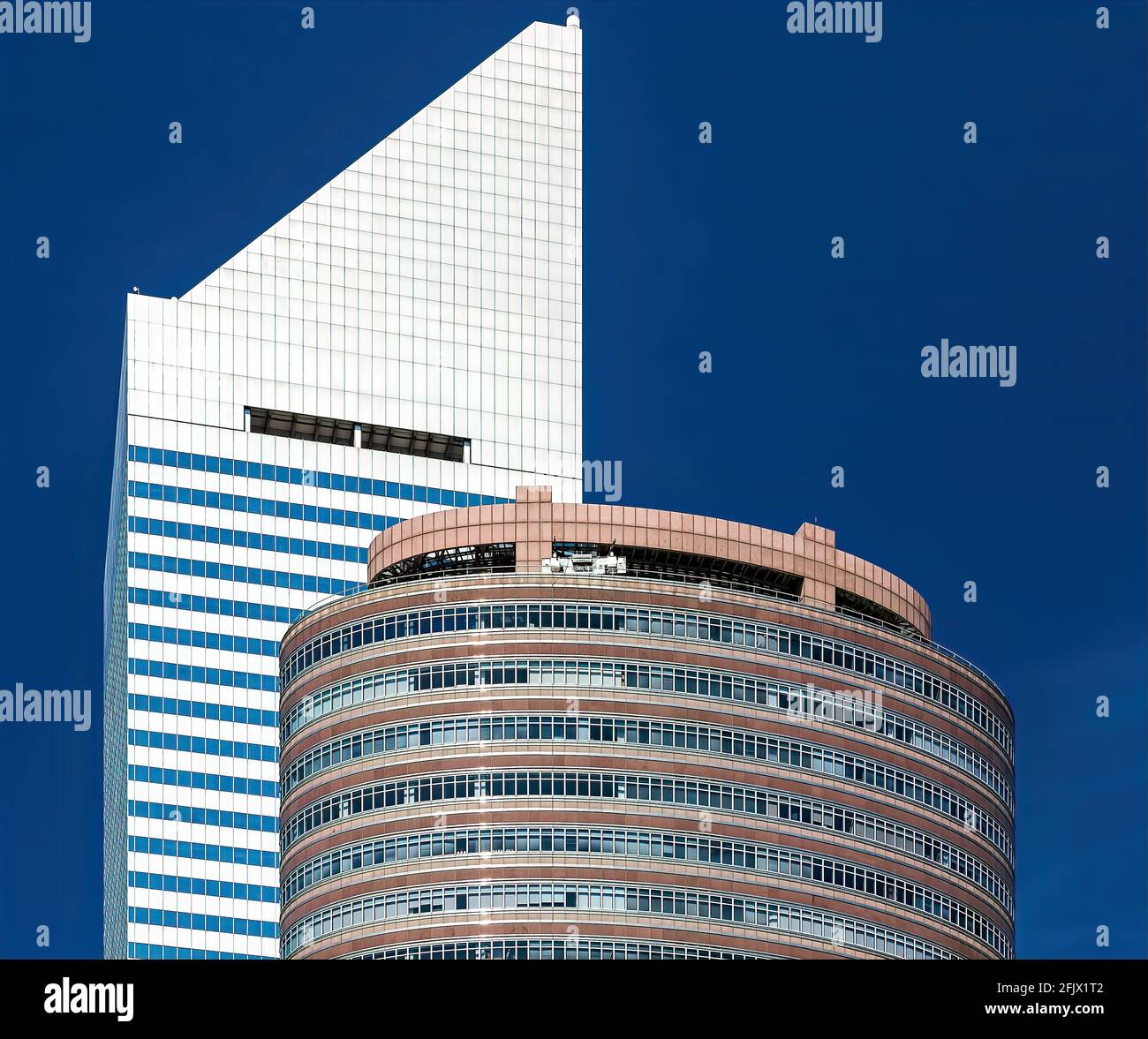 601 Lexington Avenue (ancien Citigroup Center) avec Lipstick Building (885 Third Avenue), dans Midtown Manhattan. Banque D'Images