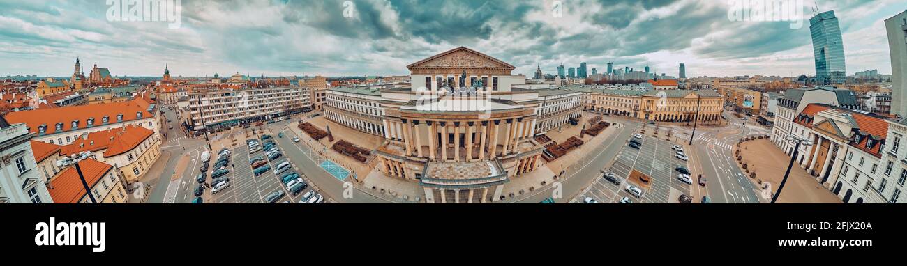 Magnifique vue panoramique sur l'horizon des drones aériens du Grand Théâtre de Varsovie (opéra national) sur la place du Théâtre (POL: Plac Teatralny), Pologne, Banque D'Images