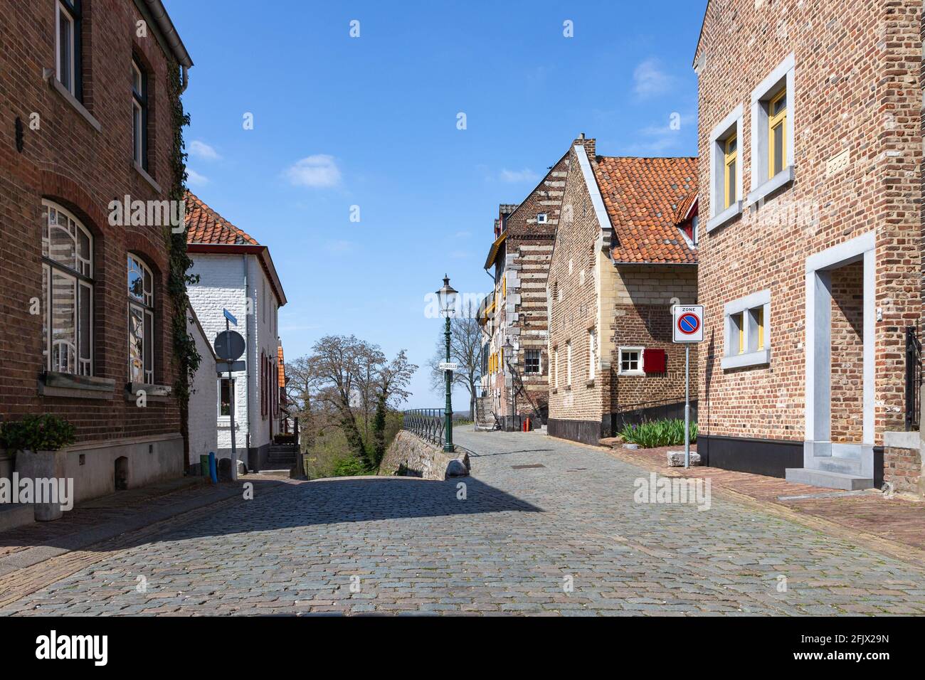 Le centre historique du petit village d'Elsloo dans le sud du Limbourg. Le village a une architecture régionale typique et une route pavée Banque D'Images