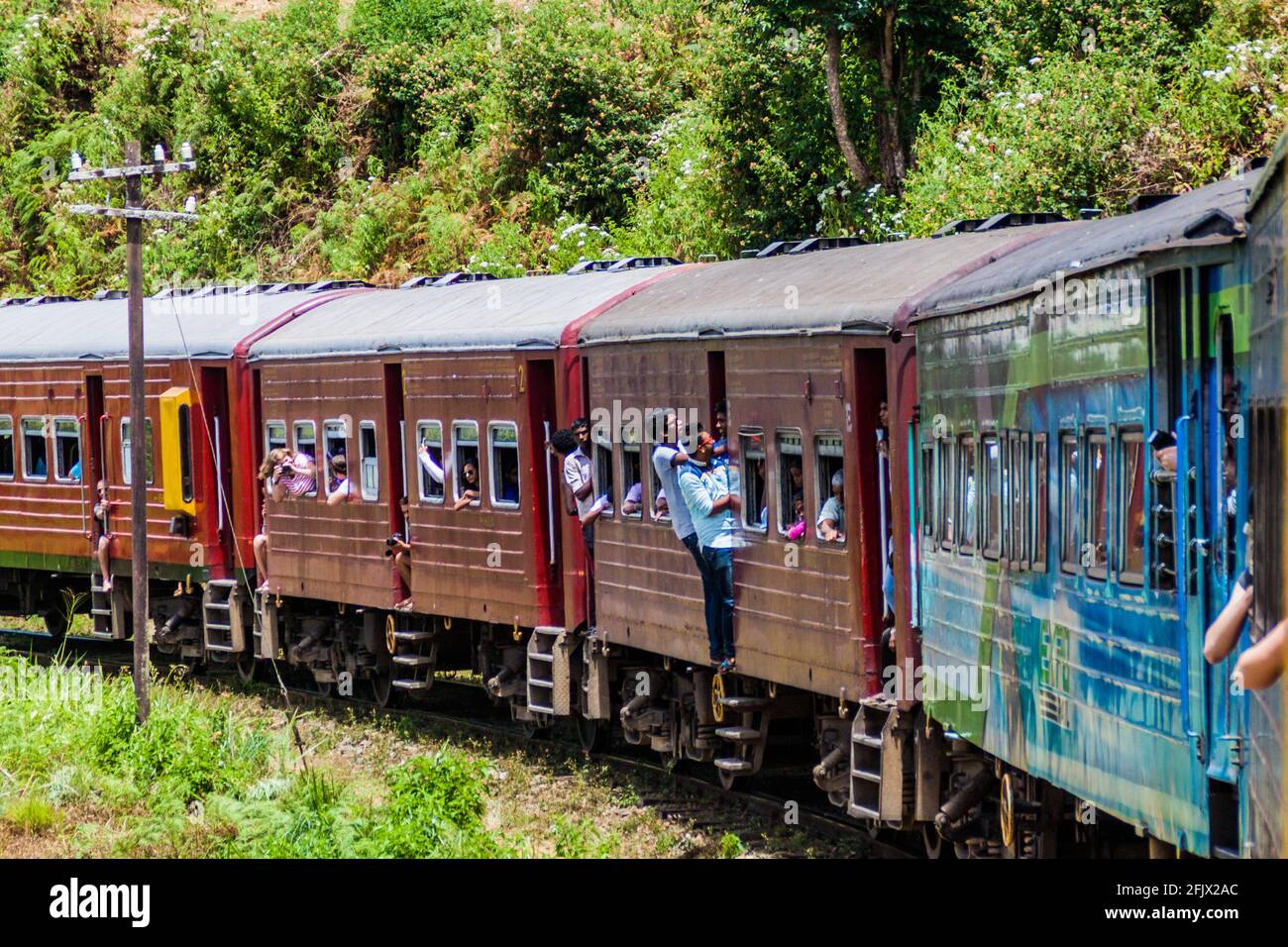 IDALGASHINNA, SRI LANKA - 16 JUILLET 2016 : promenades en train près du village d'Idalgashinna. Les gens du coin traînent à la porte. Banque D'Images