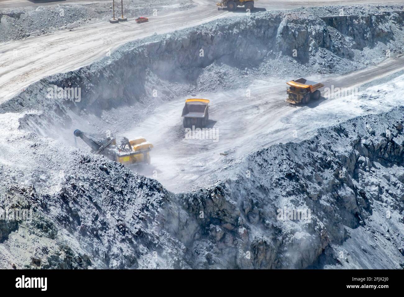 Gros camion de transport et machines travaillant à Chuquicamata, la plus grande mine de cuivre à ciel ouvert du monde, Calama, Chili Banque D'Images