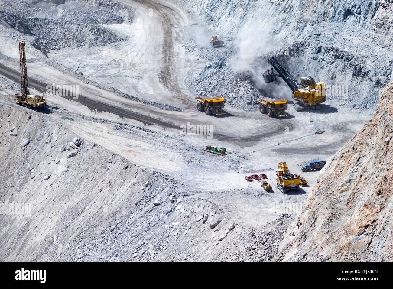 Gros camion de transport et machines travaillant à Chuquicamata, la plus grande mine de cuivre à ciel ouvert du monde, Calama, Chili Banque D'Images