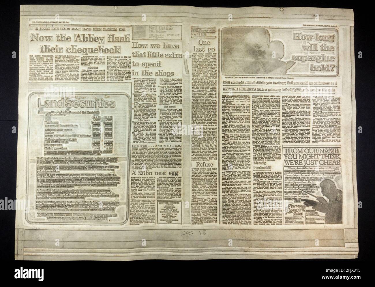 Un flong (double page complète), créé dans le cadre du processus d'impression de journaux pour le journal standard (maintenant le standard de Londres) le 18 mai 1982. Banque D'Images