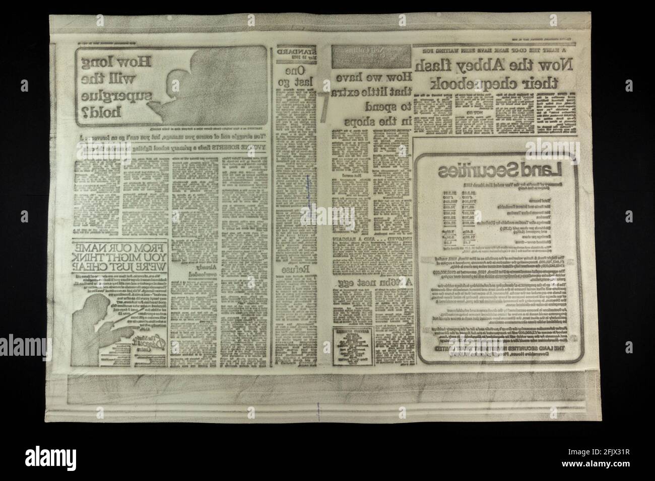 Un flong (verso), créé dans le cadre du processus d'impression de journaux pour le journal standard (maintenant le standard de Londres) le 18 mai 1982. Banque D'Images
