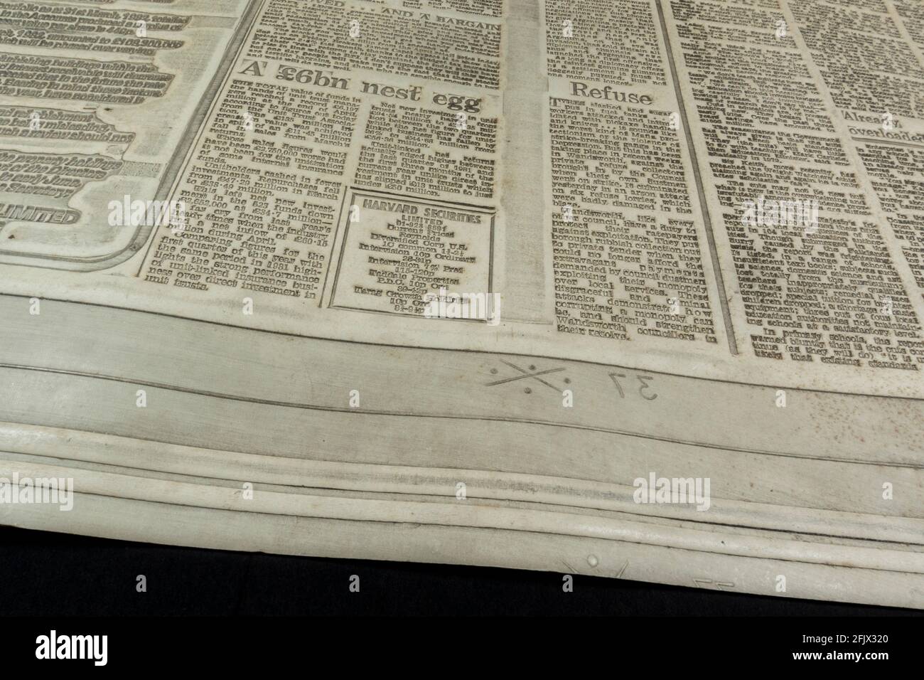 Un flong, créé dans le cadre du processus d'impression de journaux pour le journal standard (maintenant le standard de Londres) le 18 mai 1982. Banque D'Images