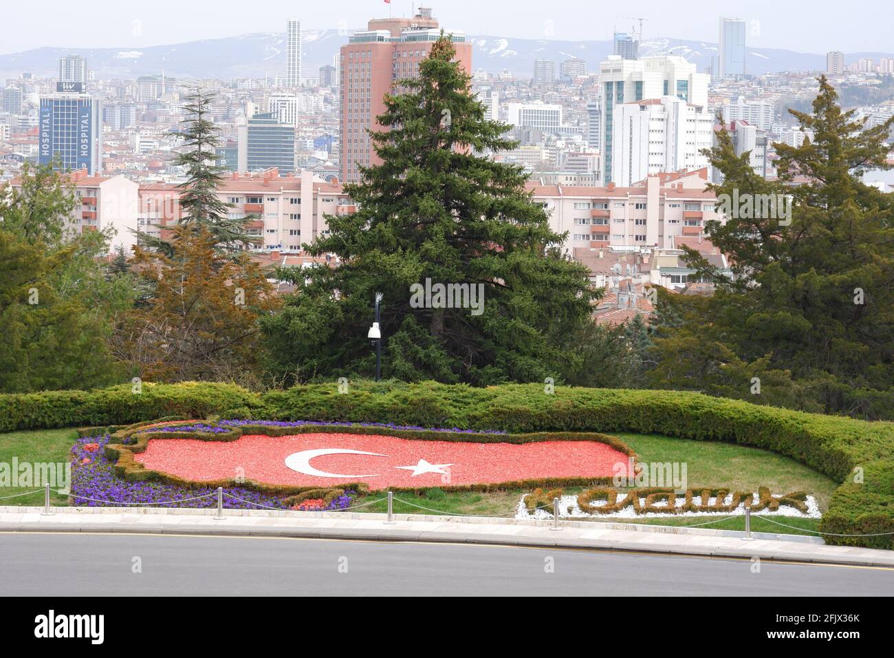 Drapeau turc dans la carte turque au jardin d'Anıtkabir (Mausolée d'Atatürk) - Ankara. Également la signature K. Ataturk et vue sur la ville d'Ankara Banque D'Images Drapeau turc dans la carte turque au jardin d'Anıtkabir (Mausolée d'Atatürk) - Ankara. Également la signature K. Ataturk et vue sur la ville d'Ankara Banque D'Images