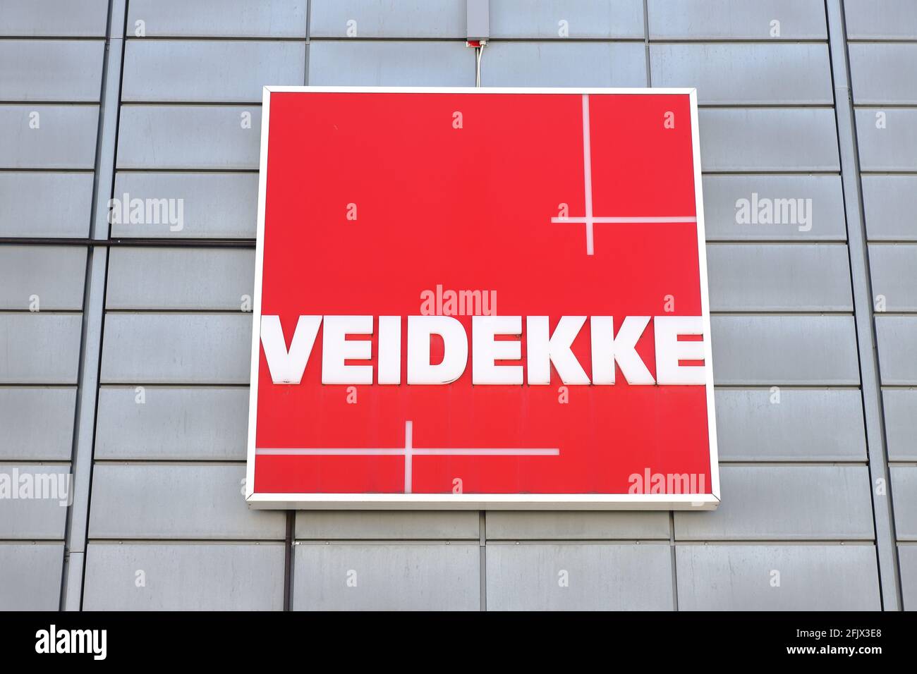 Solna, Suède - 20 avril 201; vue rapprochée de la société de construction Veidekke au siège social. Banque D'Images
