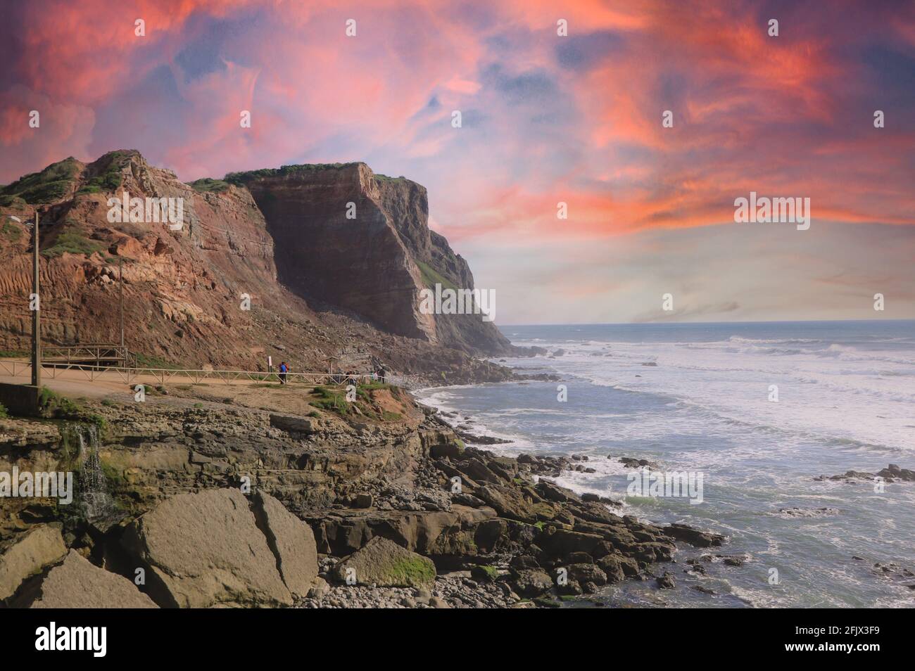 Falaise incroyable sur la côte atlantique au coucher du soleil. Seascape sur la côte portugaise. Banque D'Images