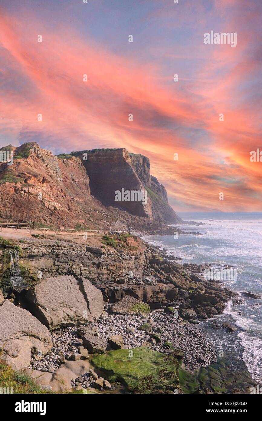 Falaise incroyable sur la côte atlantique au coucher du soleil. Seascape sur la côte portugaise. Banque D'Images