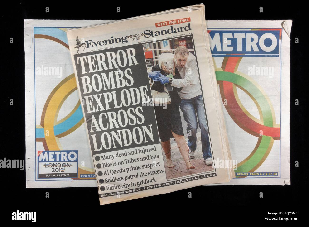 Journaux publiés le 7 juillet 2005, le métro du matin avant les attaques terroristes et ensuite le Standard du soir après les attentats. (VOIR REMARQUES) Banque D'Images