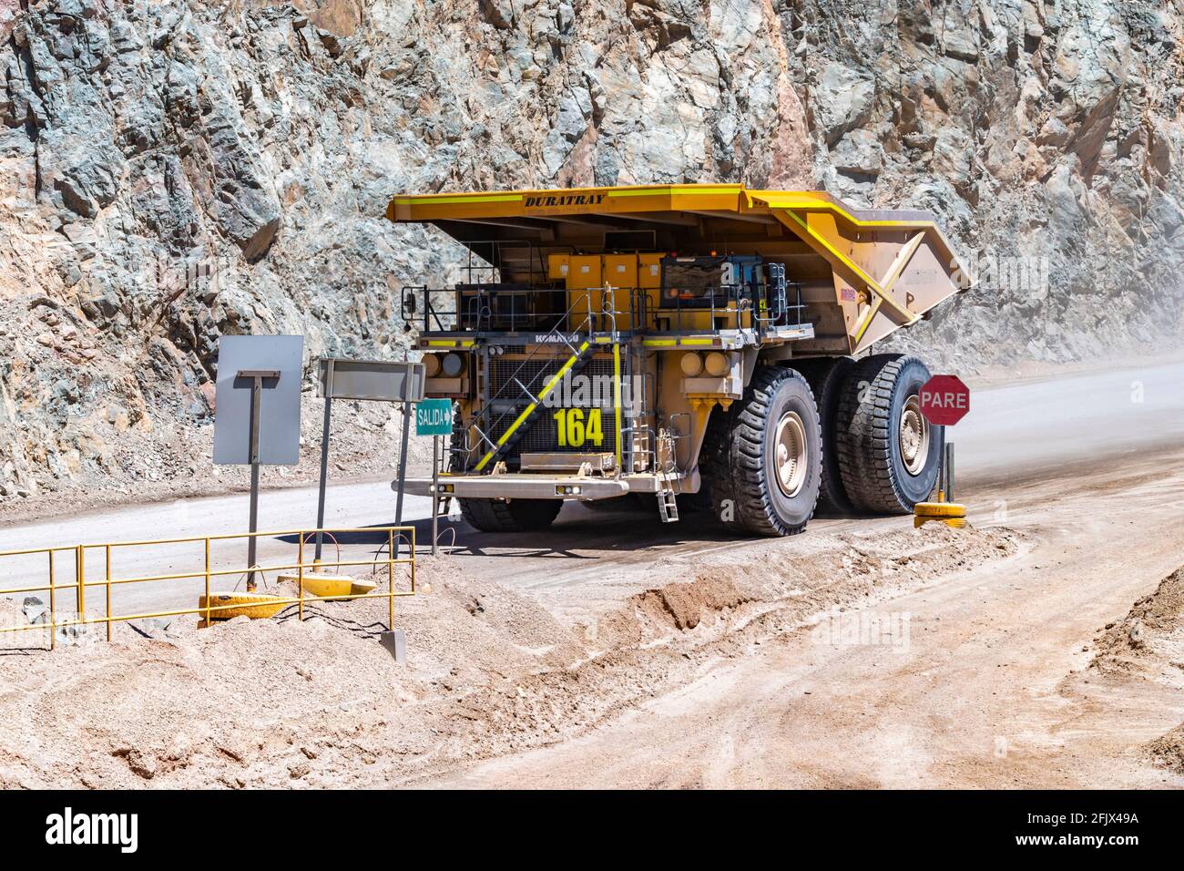 Gros camion de transport et machines travaillant à Chuquicamata, la plus grande mine de cuivre à ciel ouvert du monde, Calama, Chili Banque D'Images