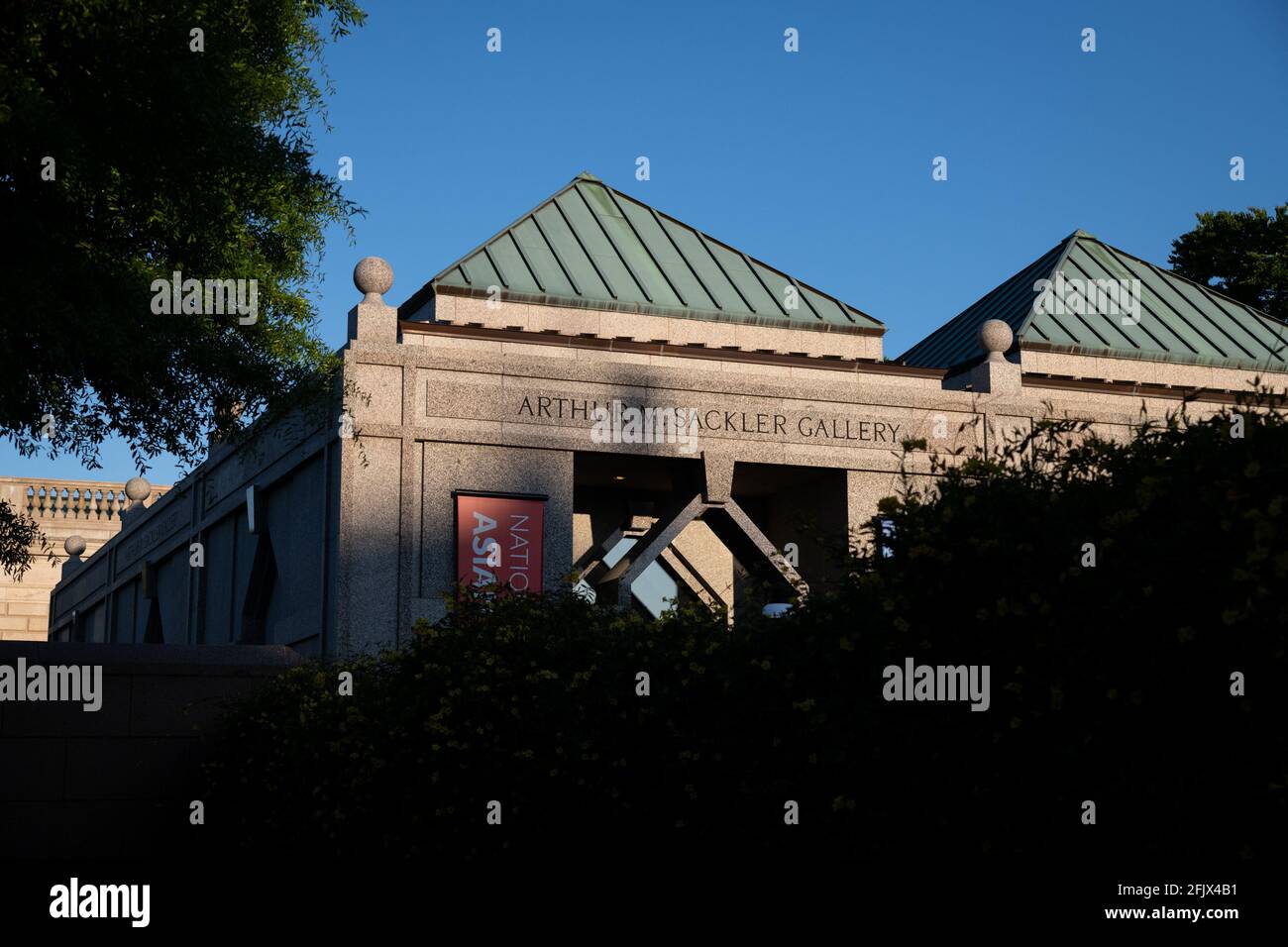 Washington, États-Unis. 26 avril 2021. Un aperçu général de la galerie Arthur M. Sackler, qui fait partie de la Smithsonian institution, à Washington, DC, le lundi 26 avril, 2021, au milieu de la pandémie du coronavirus. Situé juste à côté du National Mall, le musée Smithsonian, moins connu, se concentre sur l'art asiatique et a été nommé d'après le bienfaiteur de la famille Sackler qui a fait une grande partie de sa fortune en vendant des opioïdes d'ordonnance. (Graeme Sloan/Sipa USA) Credit: SIPA USA/Alay Live News Banque D'Images