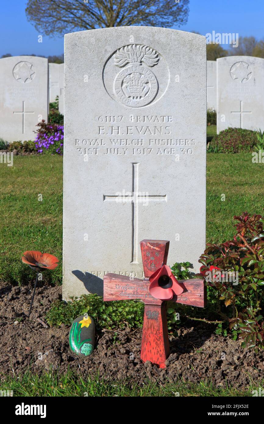 Tombe du poète de langue galloise Hedd Wyn, née Ellis Humphrey Evans (1887-1917) au cimetière de bois de l'Artillerie à Boezinge (Ypres), Belgique Banque D'Images
