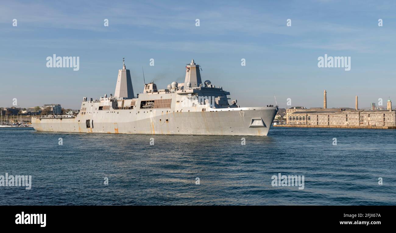 Plymouth/UK/26 avril 2021 plate-forme USS San Antonio Landing (LPD 17) avec les unités d'hélicoptères Viper et Venom débarquent de Plymouth après une courte visite.5 crédit : Bob Sharples/Alay Live News Banque D'Images