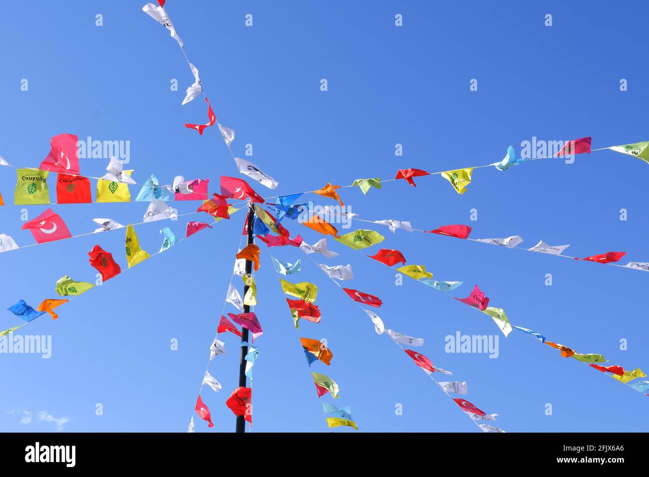 Bannières sur le ciel à City Square avec ciel clair à jour ensoleillé Banque D'Images