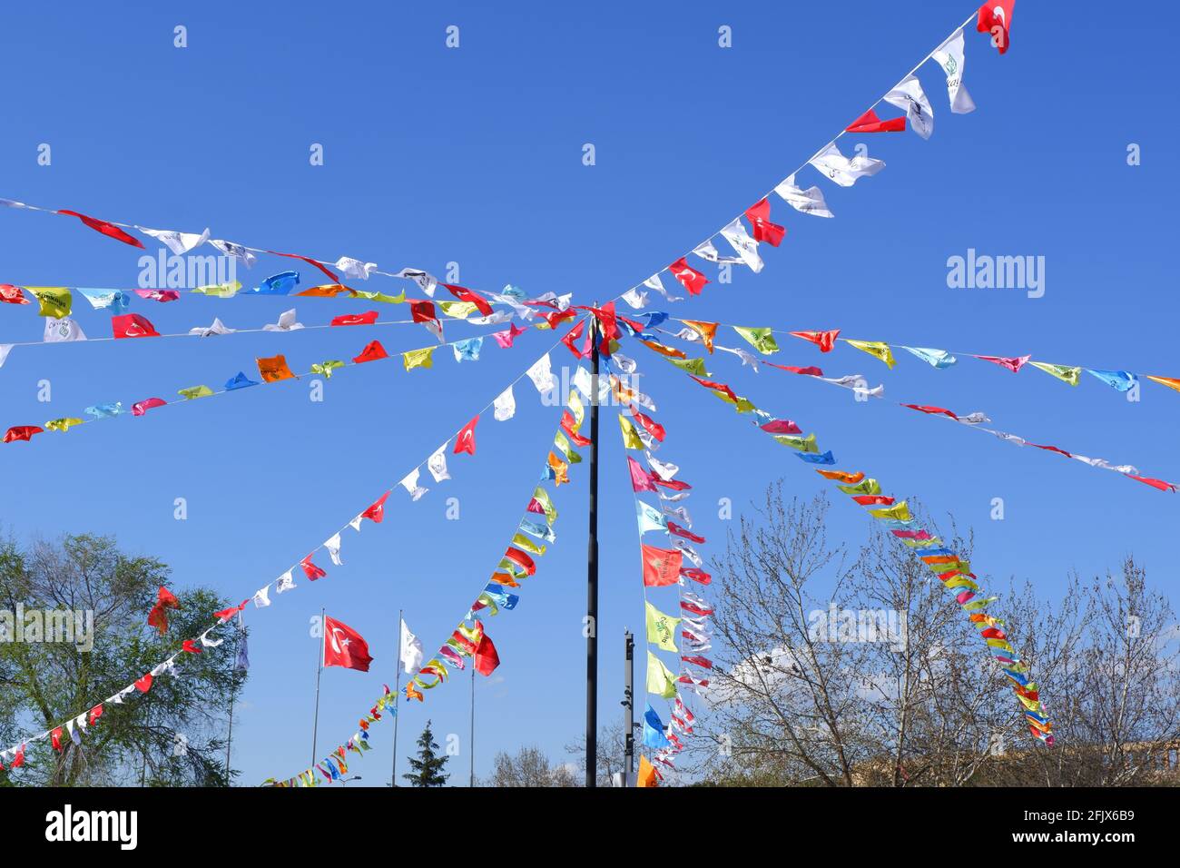 Bannières sur le ciel à City Square avec ciel clair à jour ensoleillé Banque D'Images